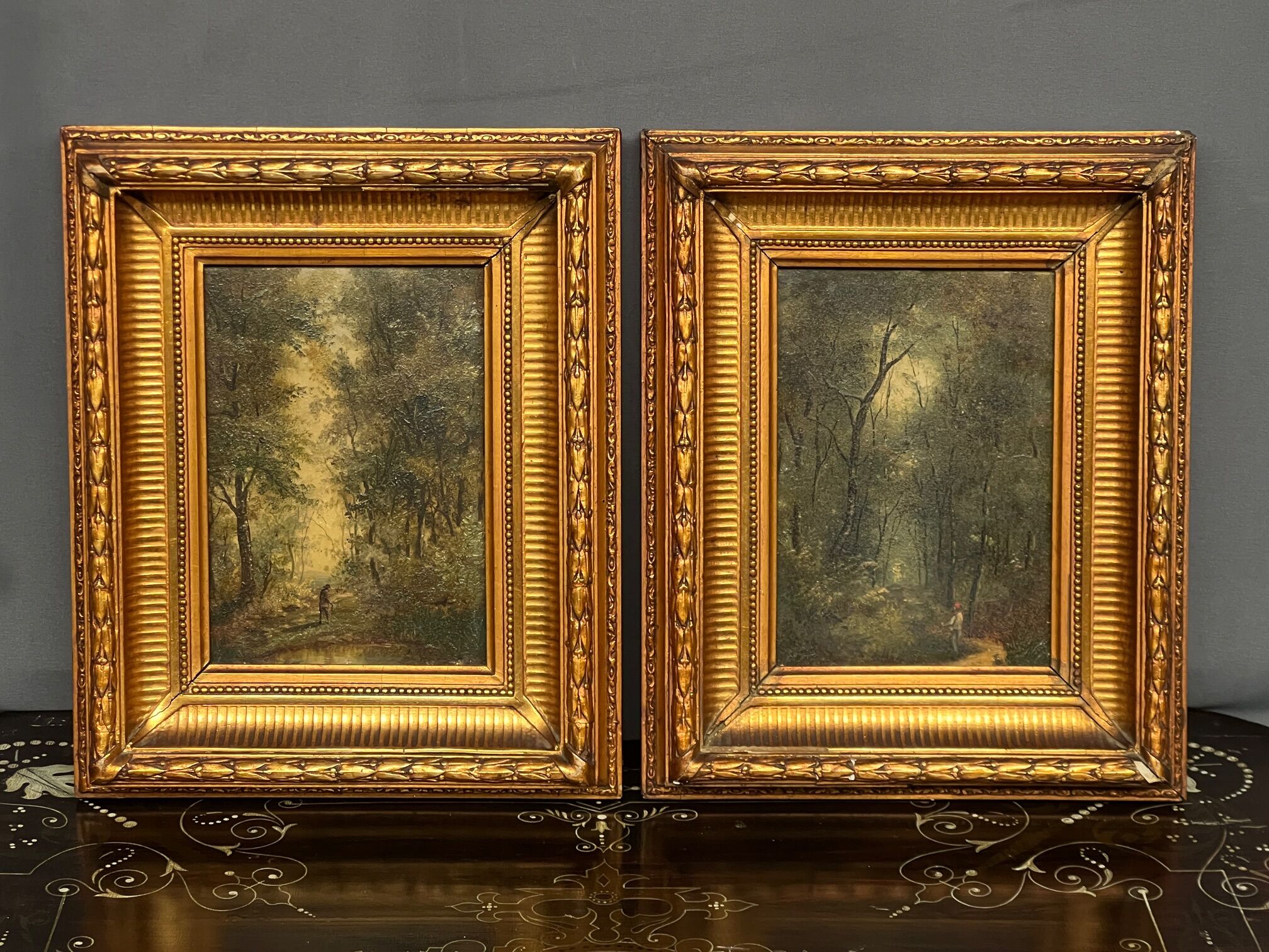 Paire de peintures "Paysage forestier" sur panneau de bois.