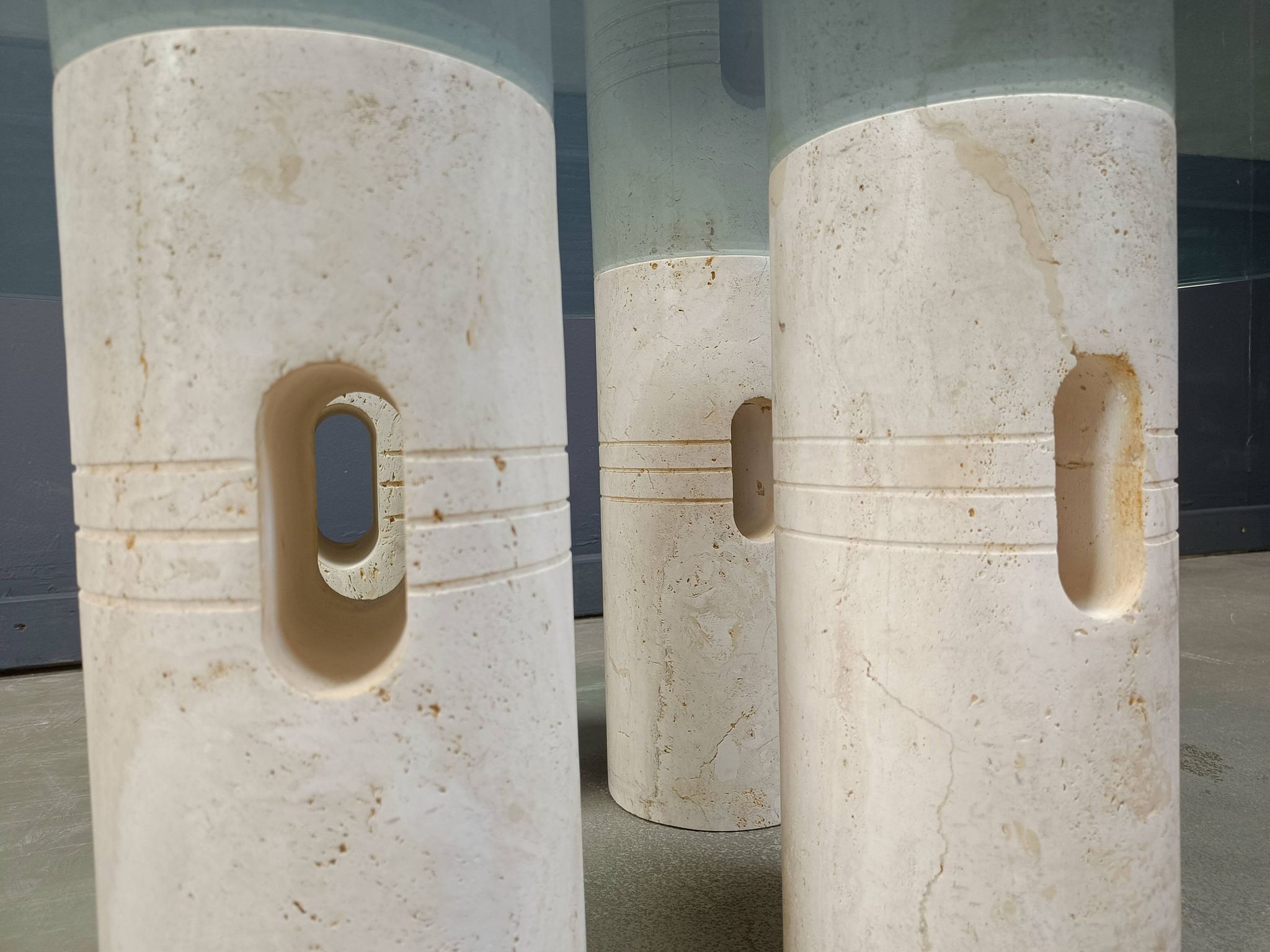 Table basse vintage en travertin et verre, années 1970