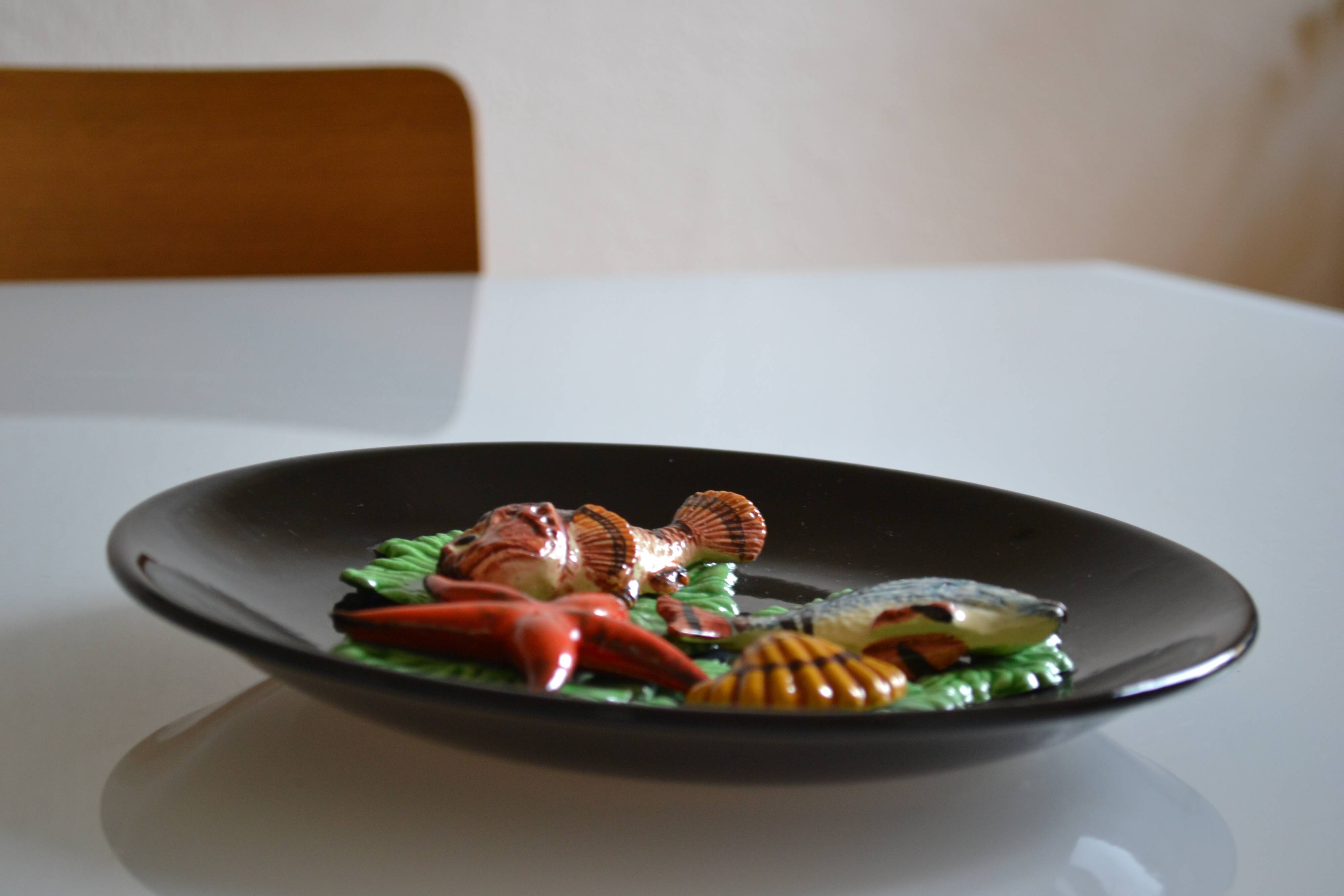 Assiette decor poissons vallauris annees 60