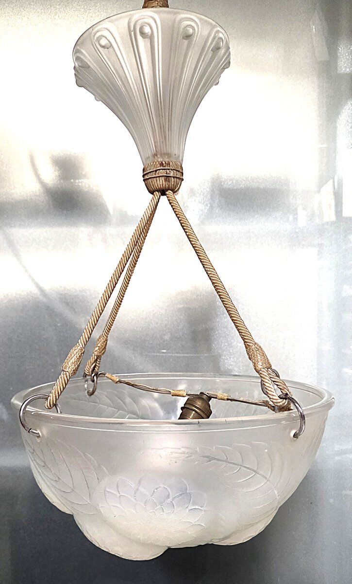 René Lalique, pendant light, opalescent chandelier, "Dahlias", signed, excellent condition.