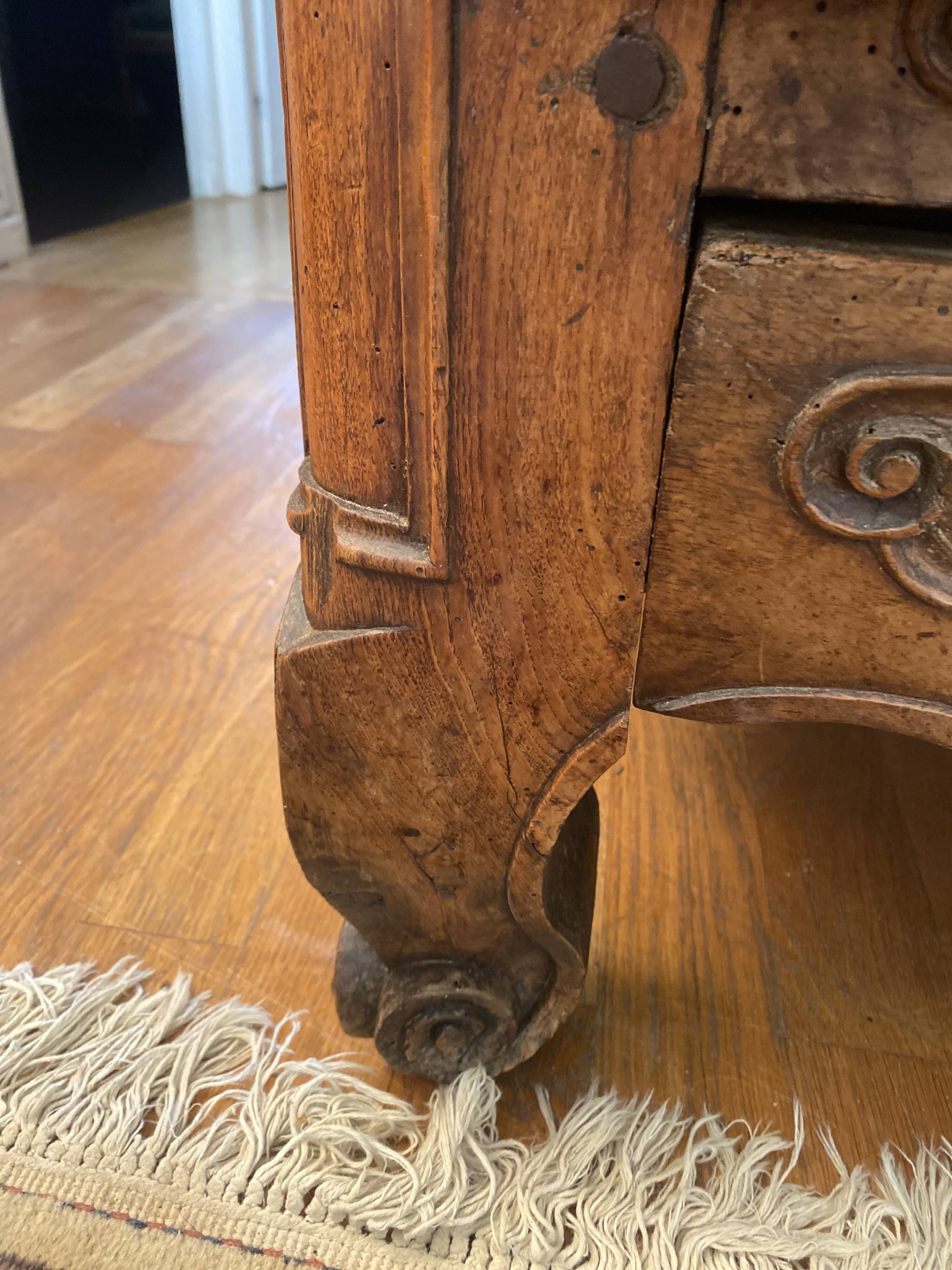 Bressane wardrobe with arched cornice, walnut and fresne magnifying glass.