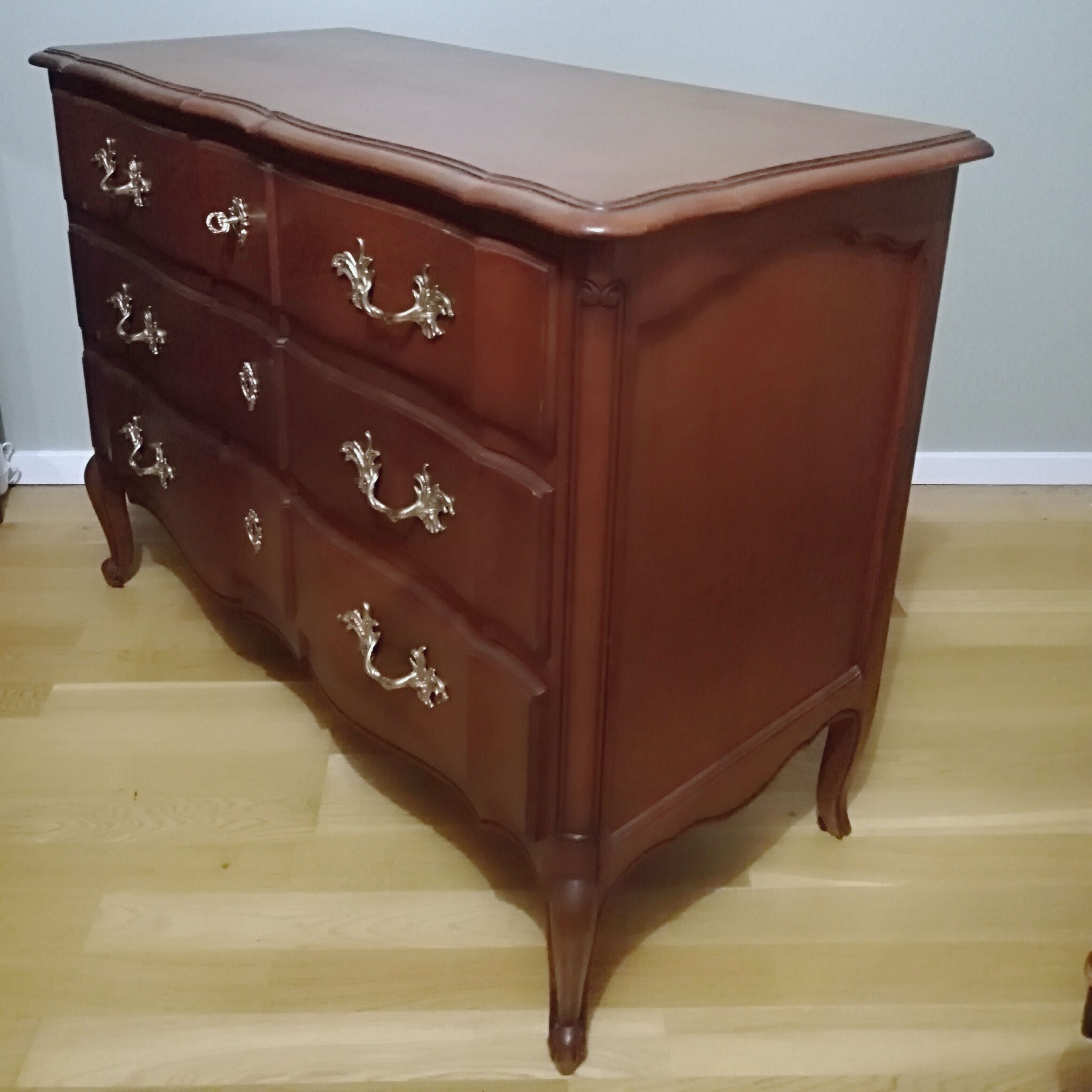 Commode arbalète trois tiroirs en merisier