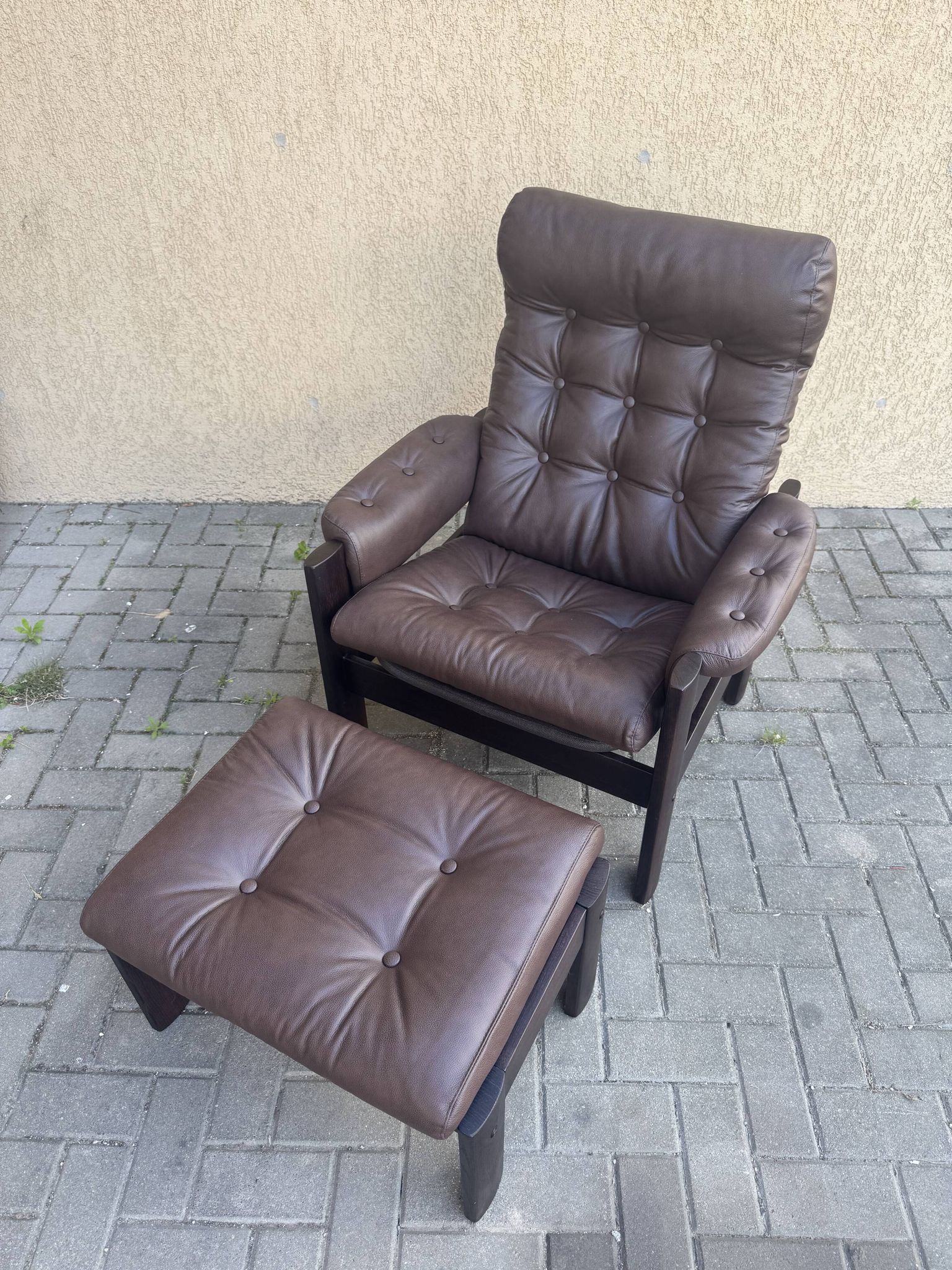 Vintage Ekornes Amigo armchair and footrest – Renovated