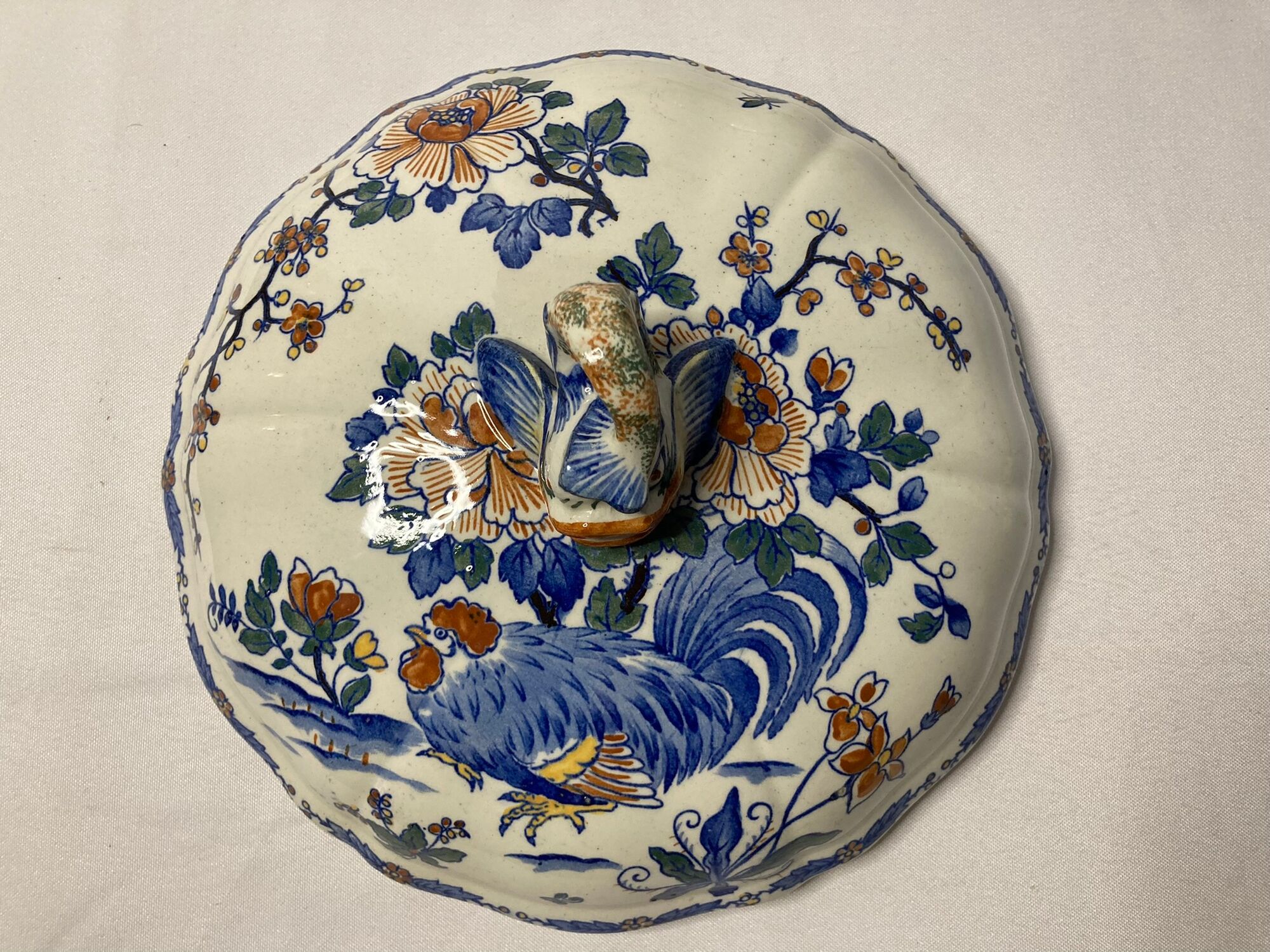 Old soup pot faience GIEN decoration to the rooster early twentieth century