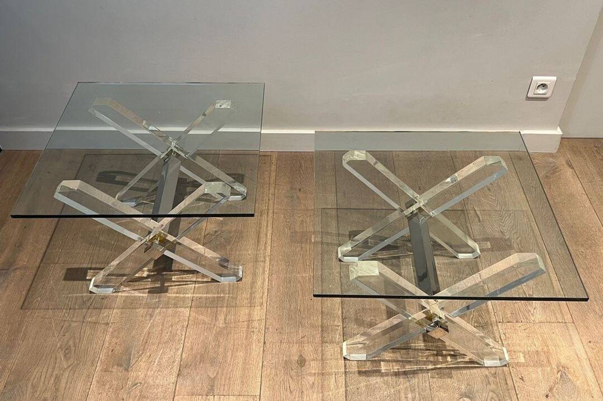 Paire de Bouts de Canapé en Plexiglass et Chrome à Piètement en X, Travail