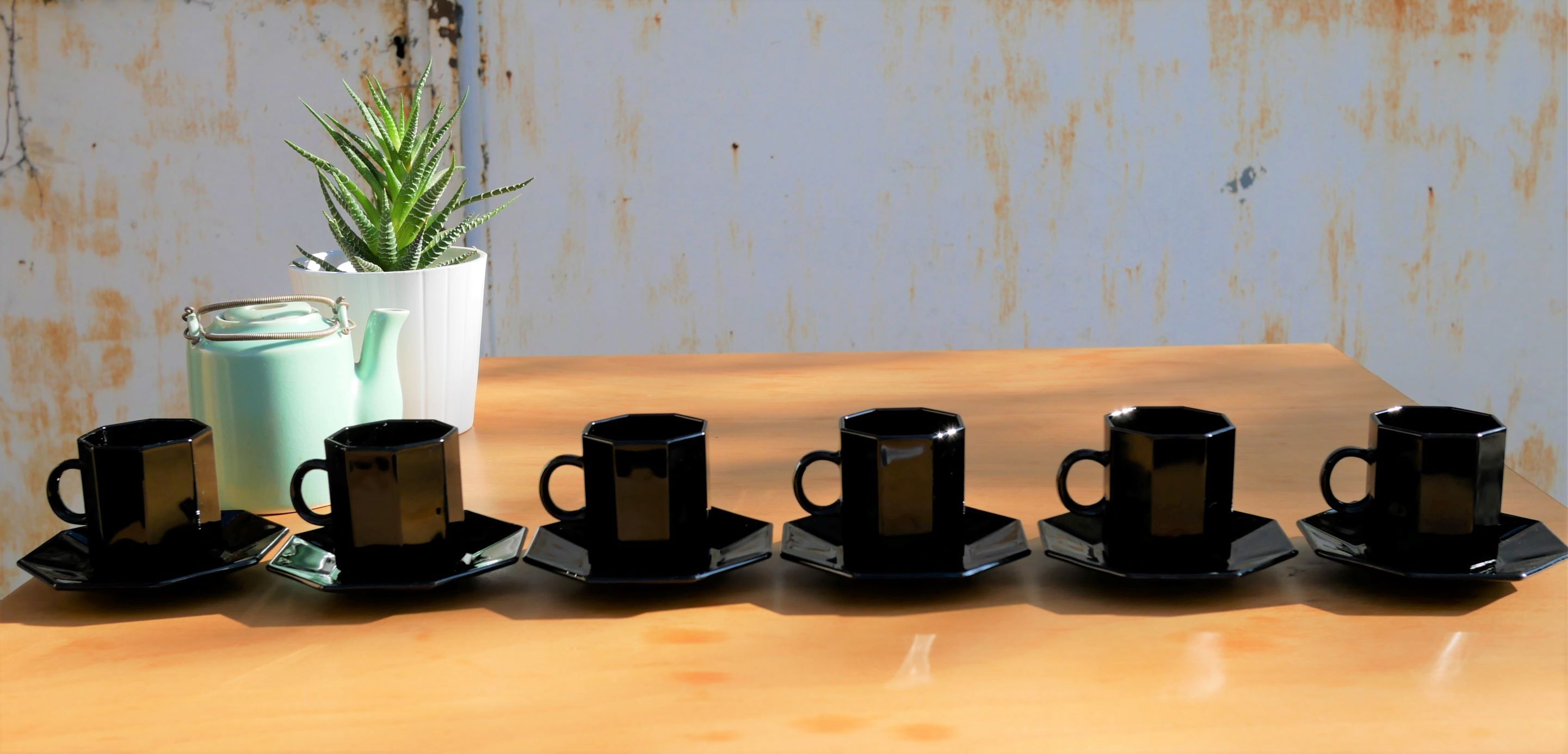 Set of 6 cups and under black vintage cups