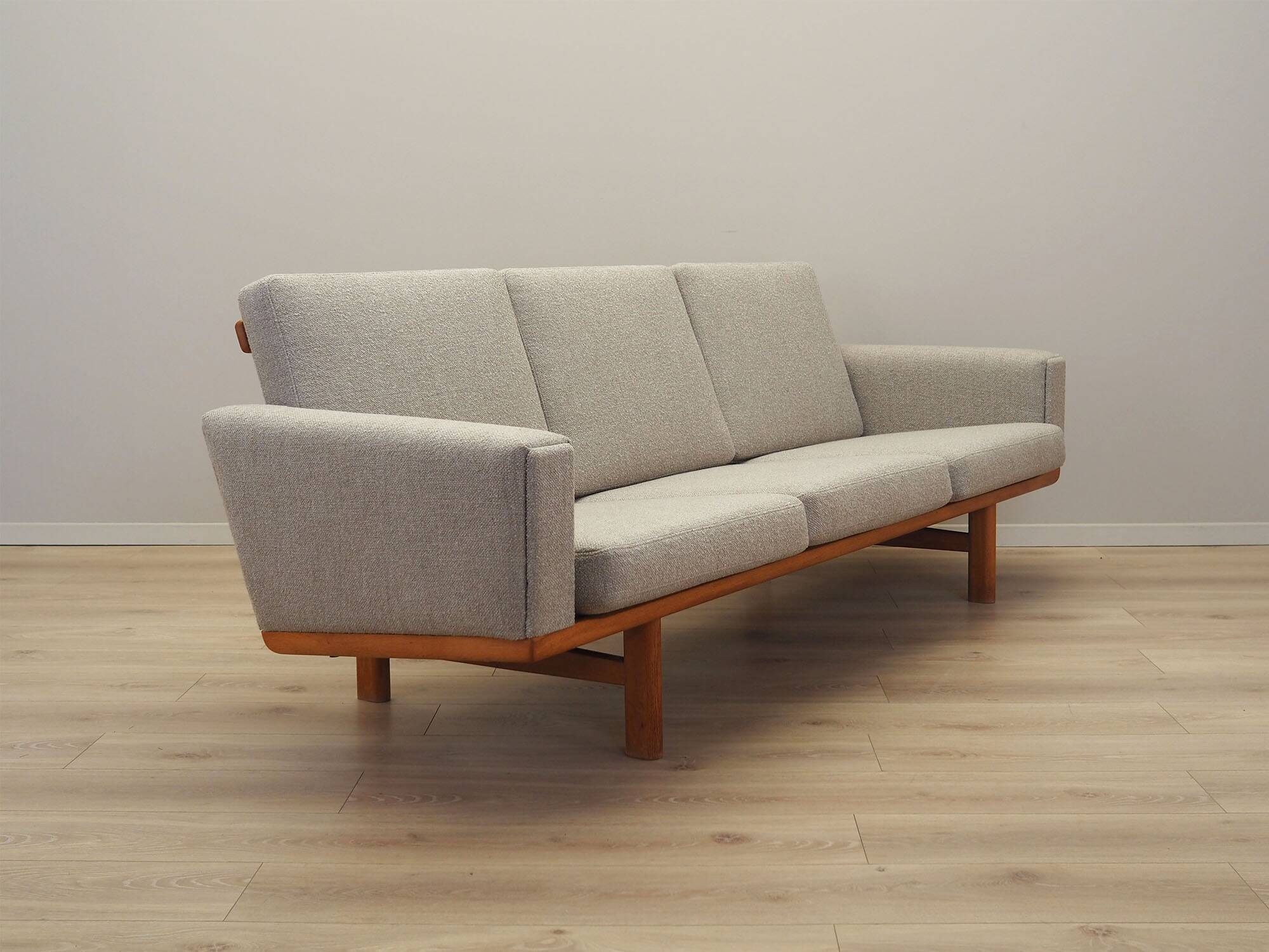 Canapé en frêne, années 1960, design danois, designer : Hans. J. Wegner, réalisation : Getama