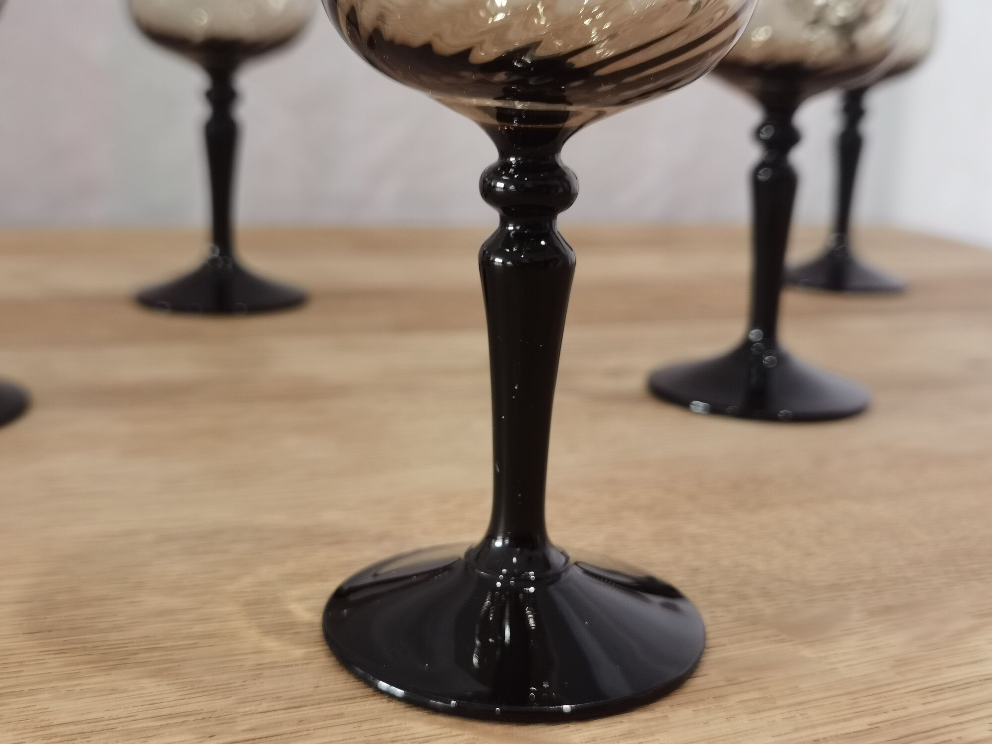 8 glasses of vintage black foot smoked wine Arcoroc