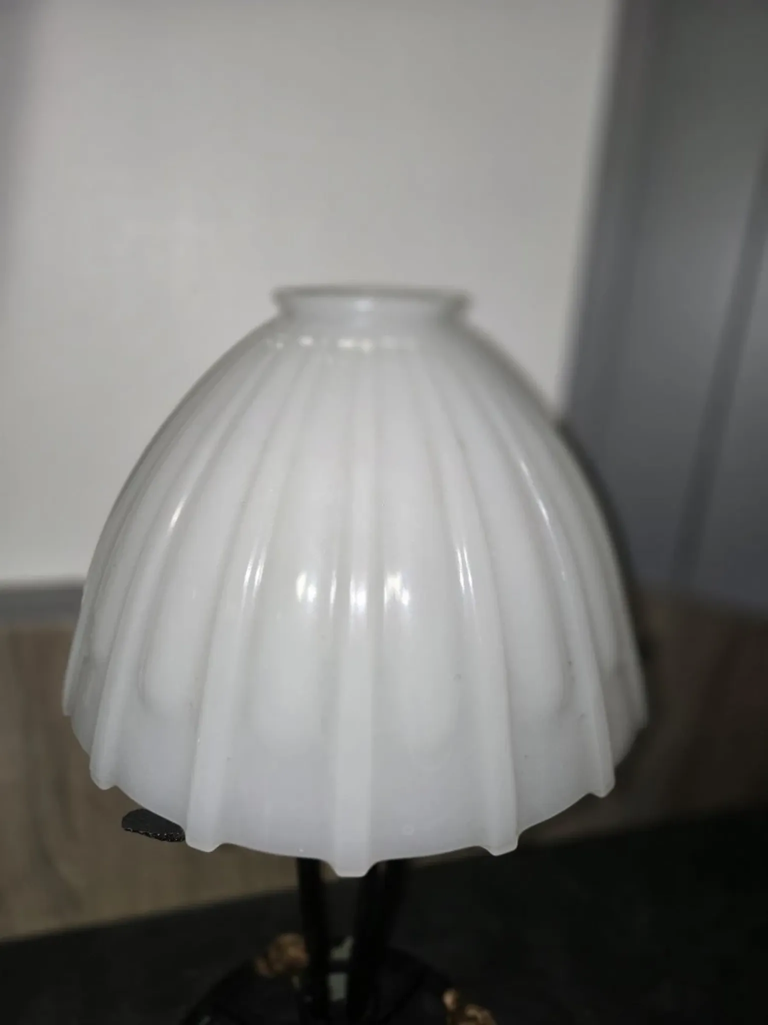 Lampe de table Art Déco – fer forgé et opaline blanche – H 58 cm