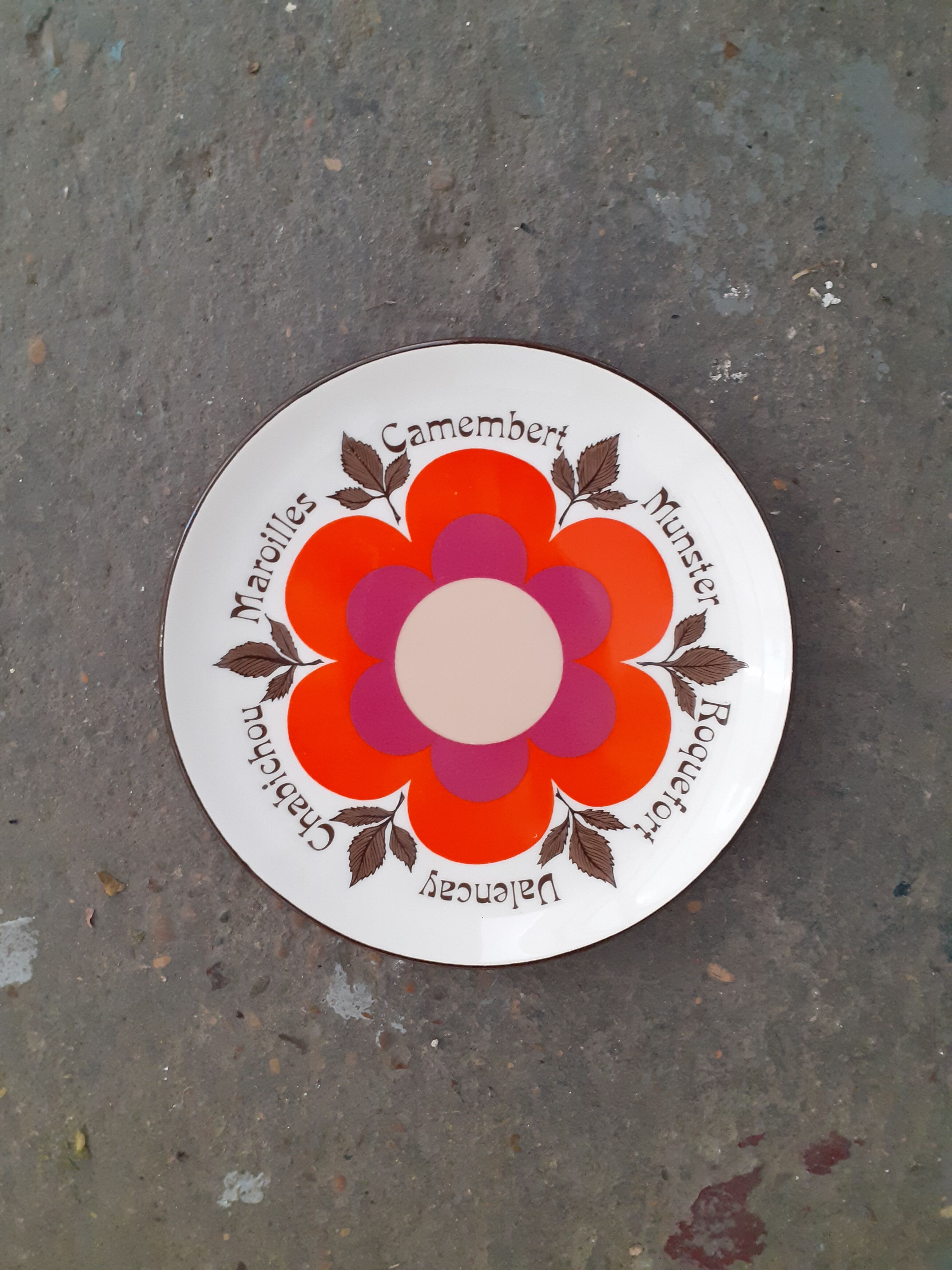 Service of twelve cheese plates by Marie-Pierre Boitard for Gien, 70s