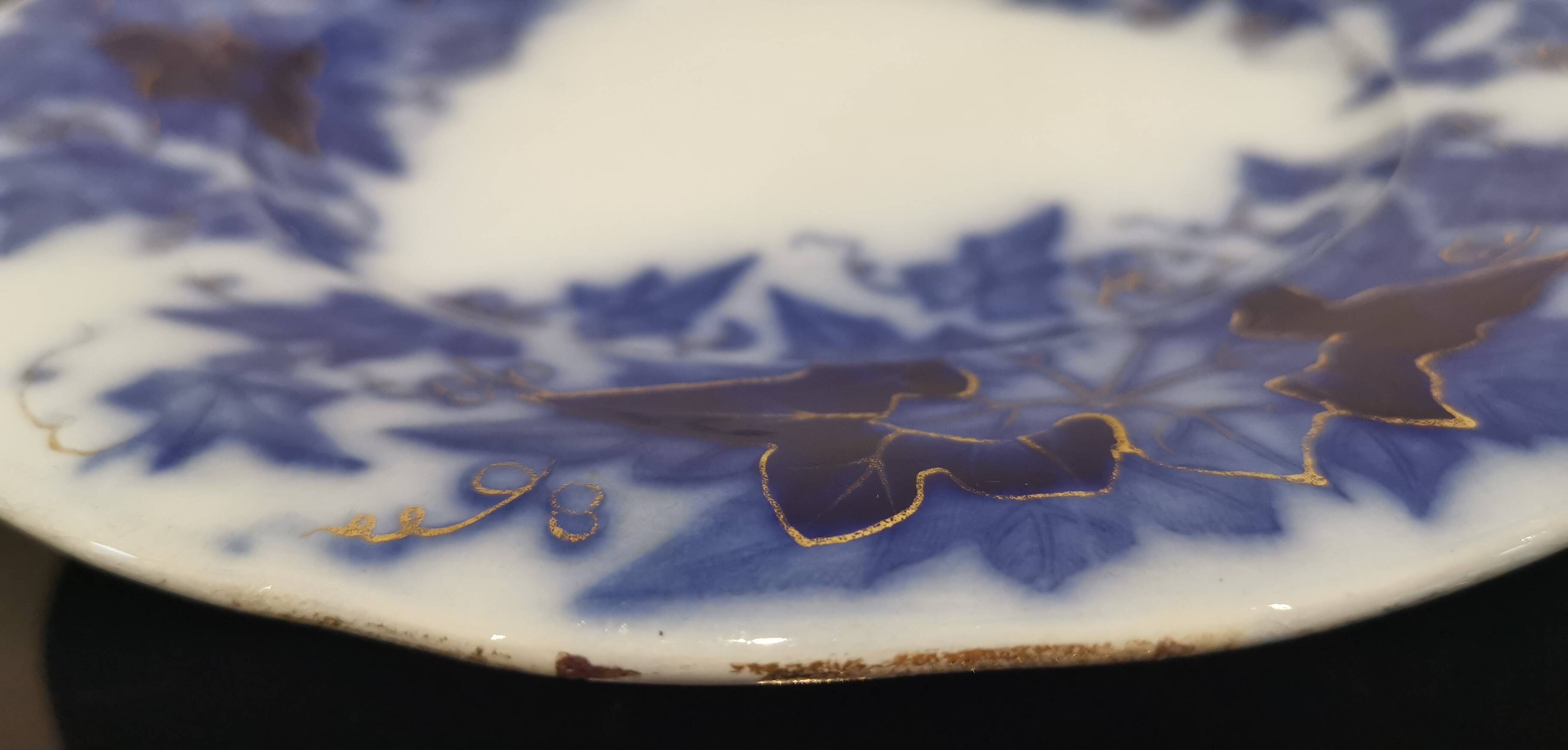 Old mounted plate, Bryonia Sarreguemines Terre de fer compotier