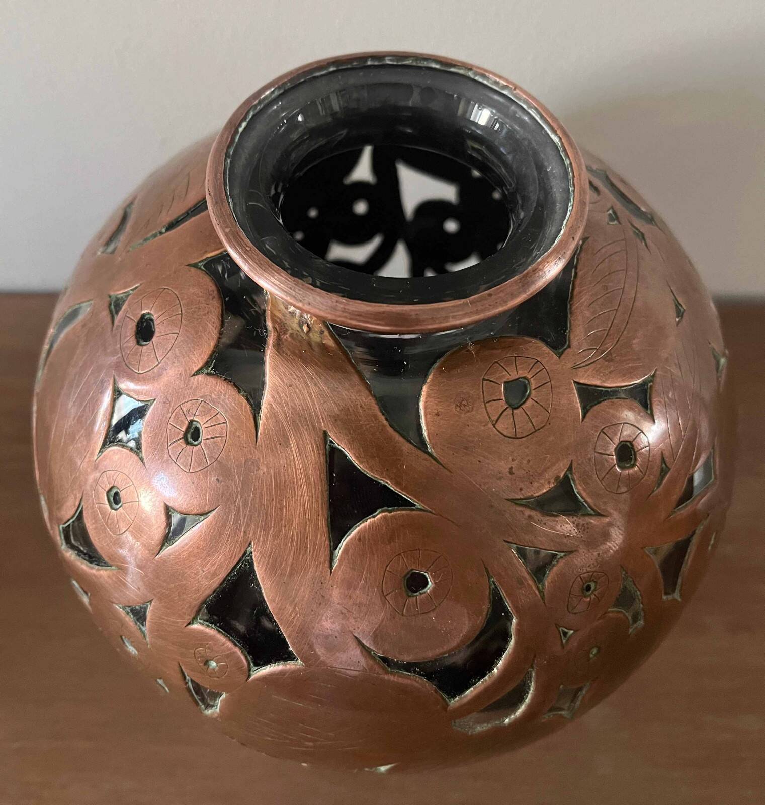 Vase boule en verre à motifs arabesques métalliques