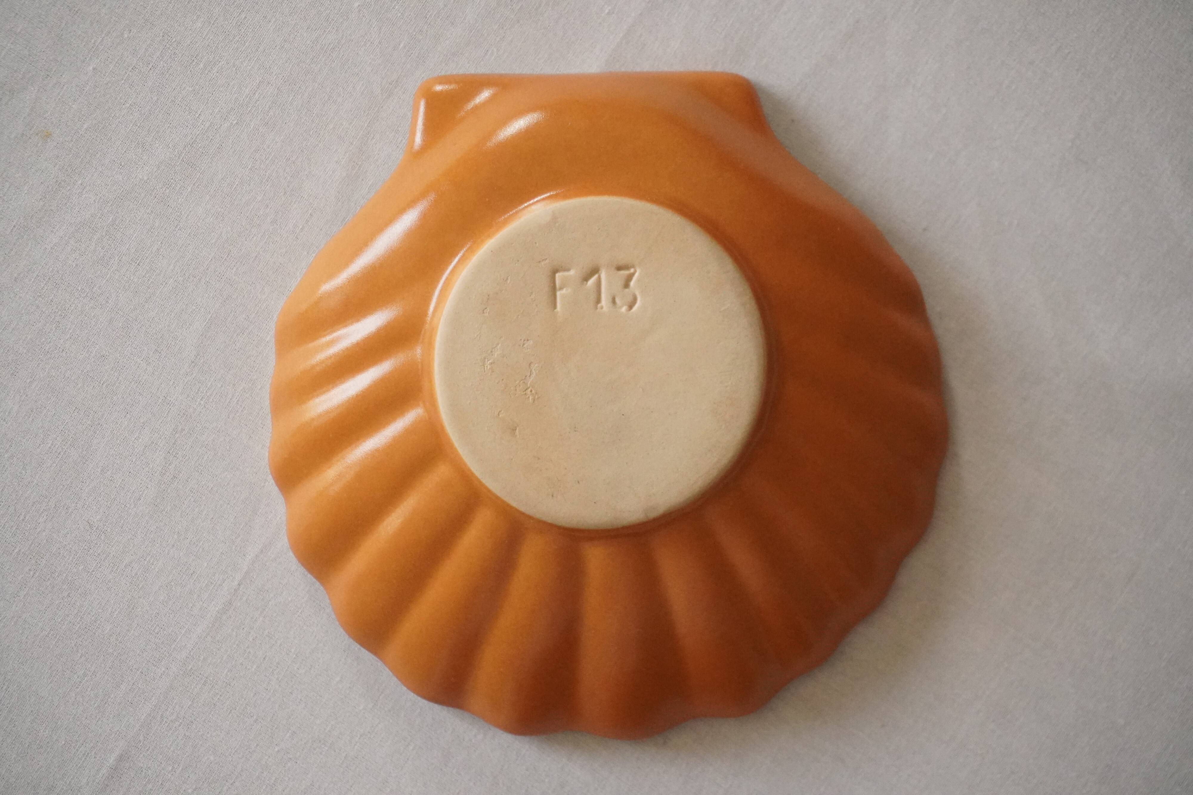 Set of 2 scallop shell bowls in beige and light brown porcelain