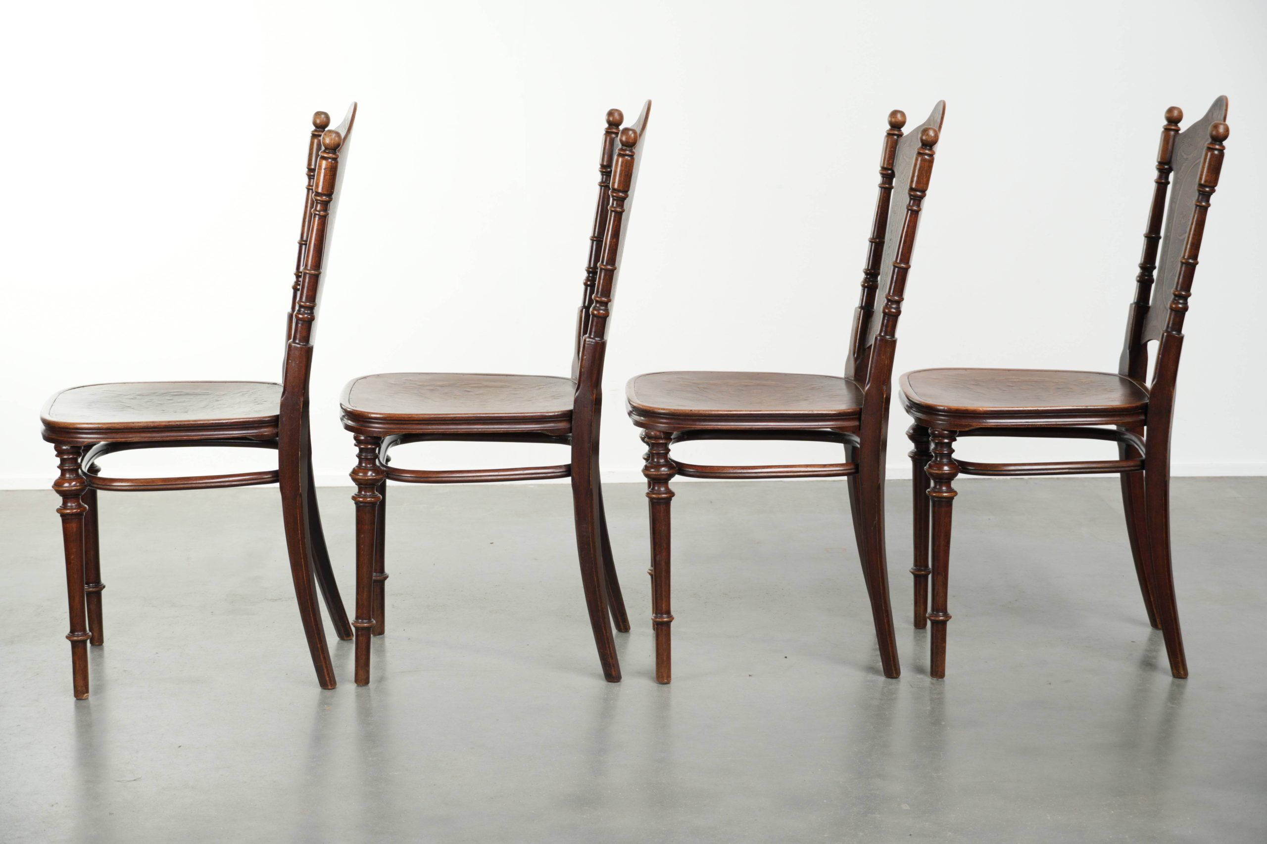 Ensemble de quatre chaises de bistro antiques de la fin du 19e/début du 20e siècle.
