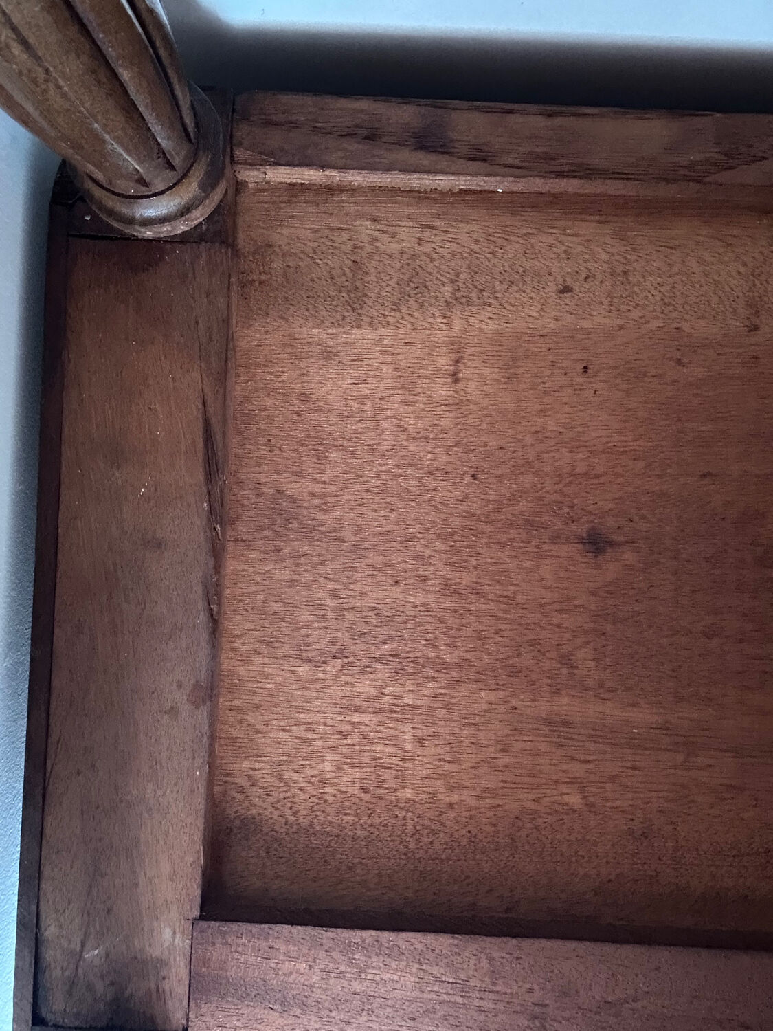 Antique bedside table in wood and marble – adorned with gilded brass ornaments –