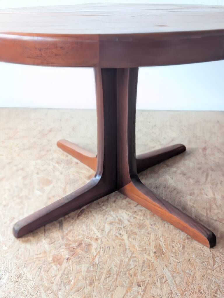 Round teak table with star base, 1960s, extendable.