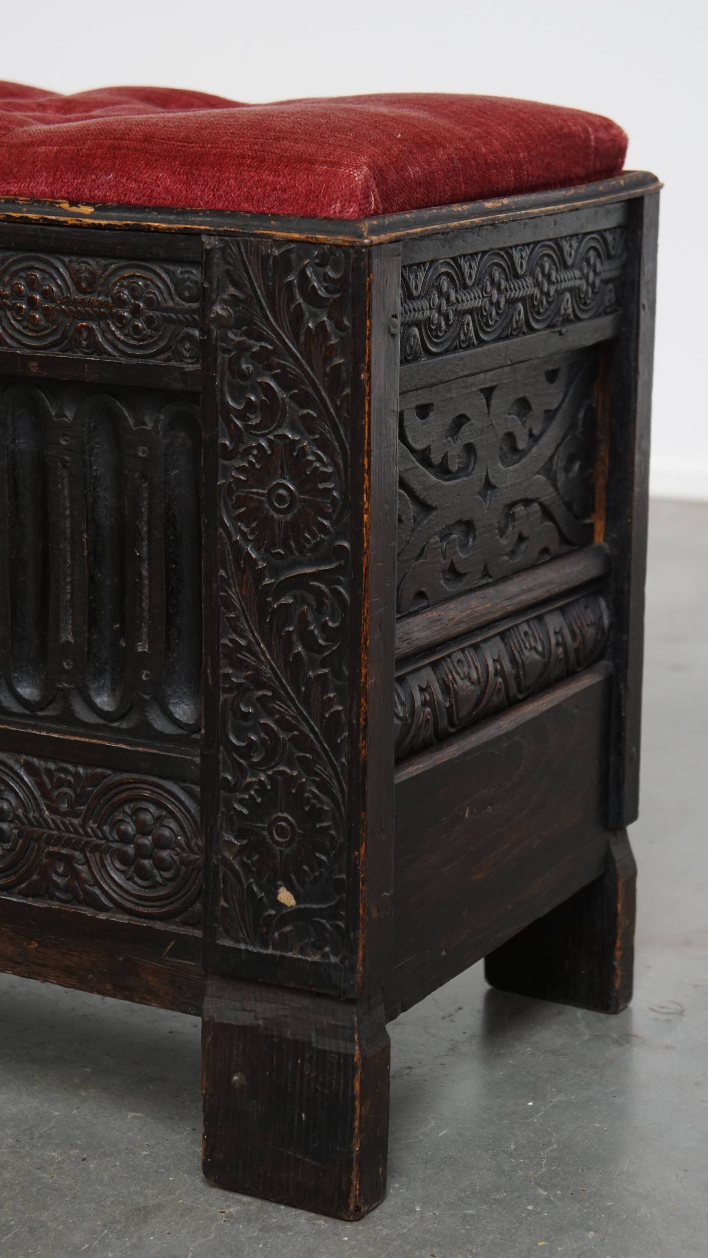 Banc/coffre anglais antique avec siège capitonné rouge