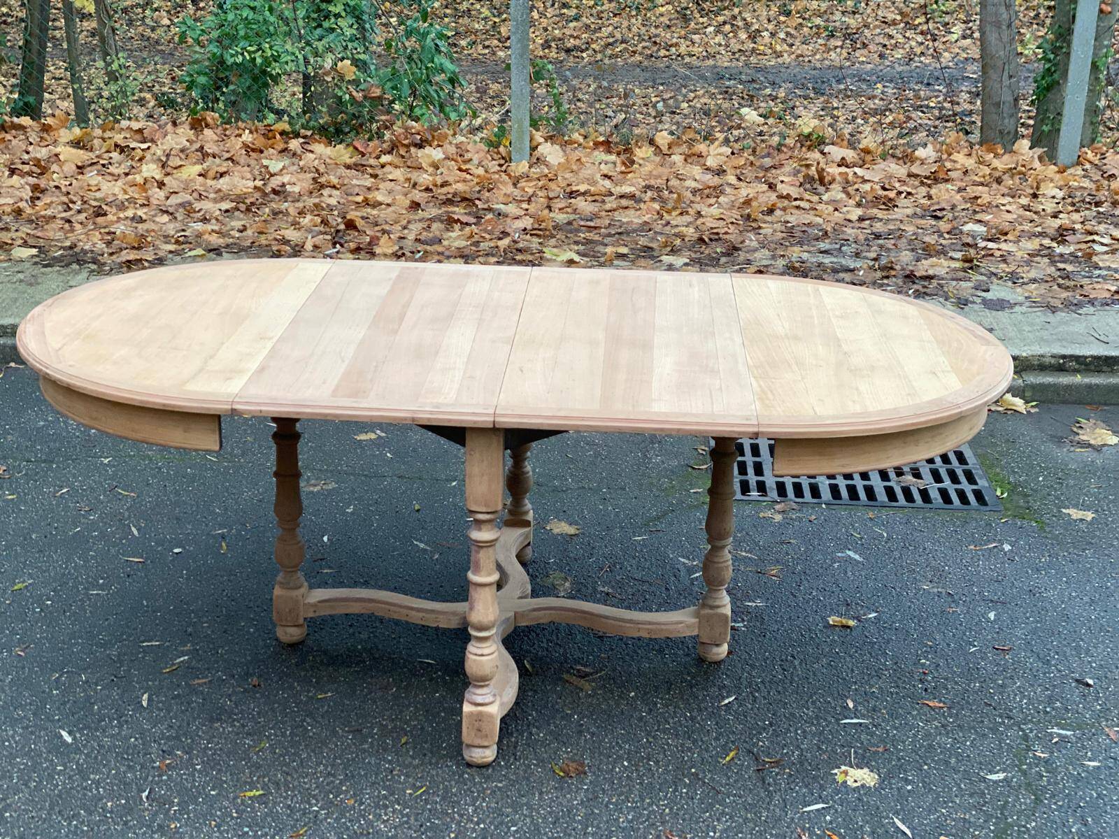 Extendable round farmhouse dining table restored in solid oak from the 19th century