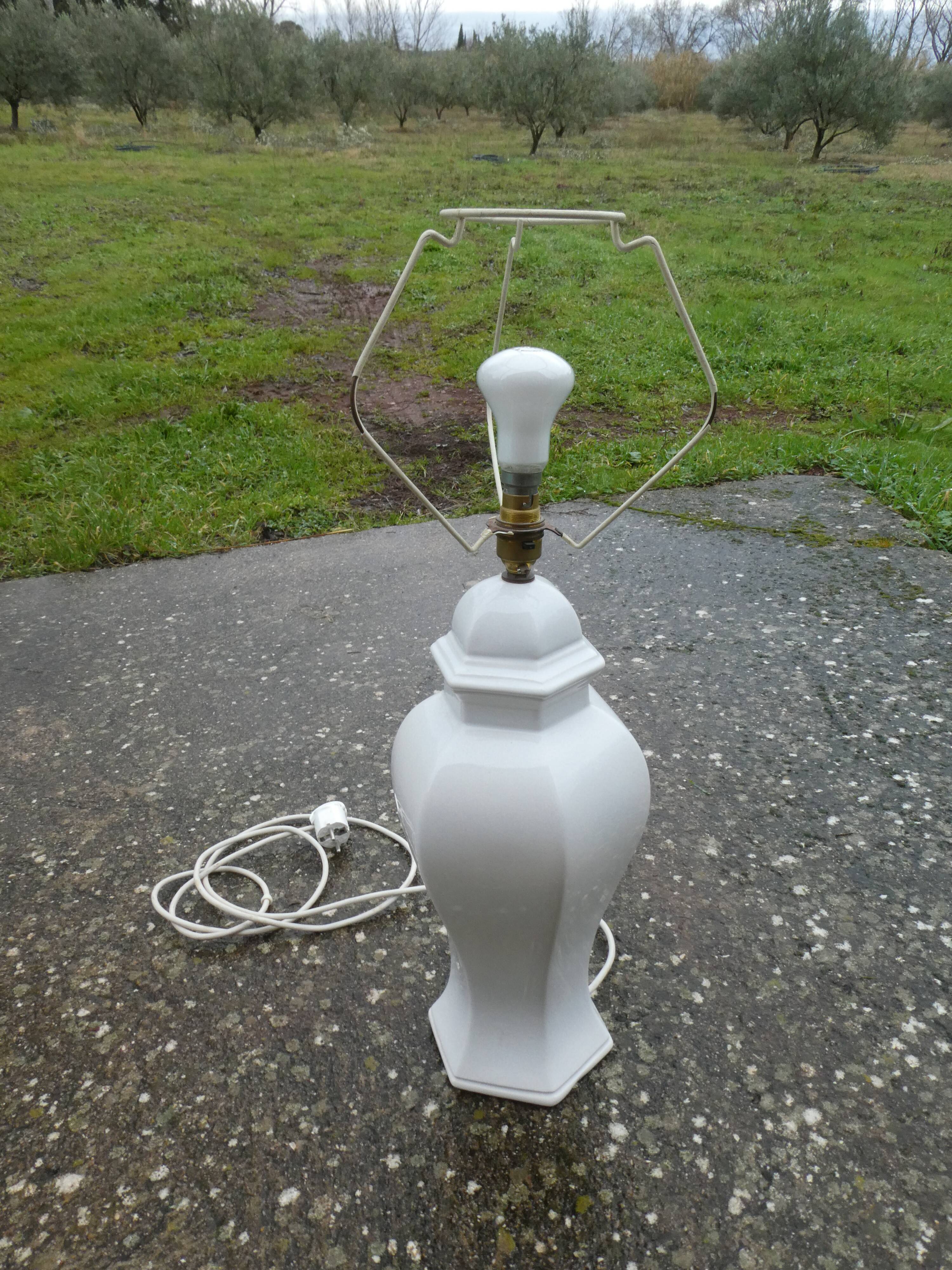 Vintage porcelain laying lamp