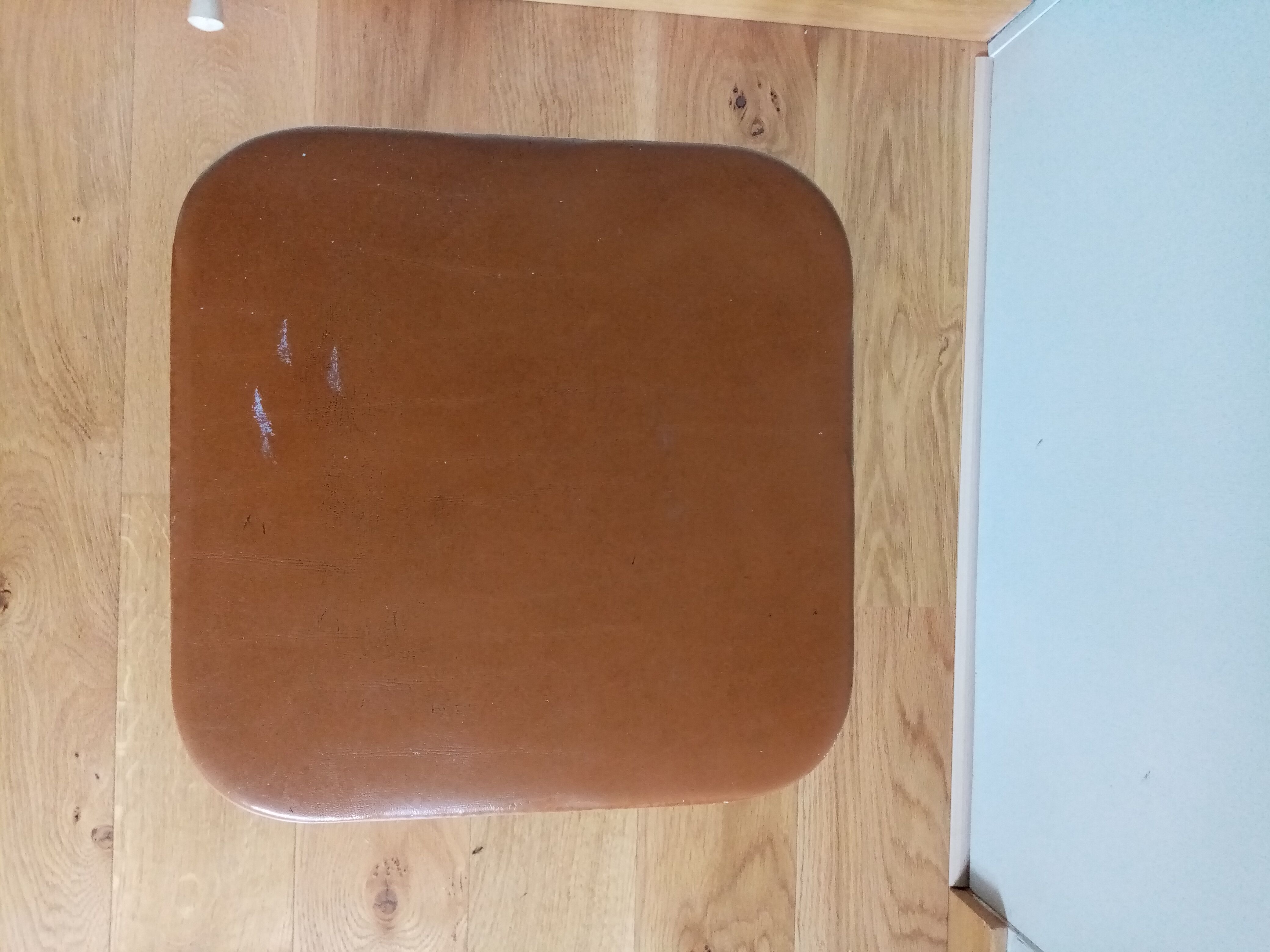 Caramel skaï stool and tapered feet in chrome metal