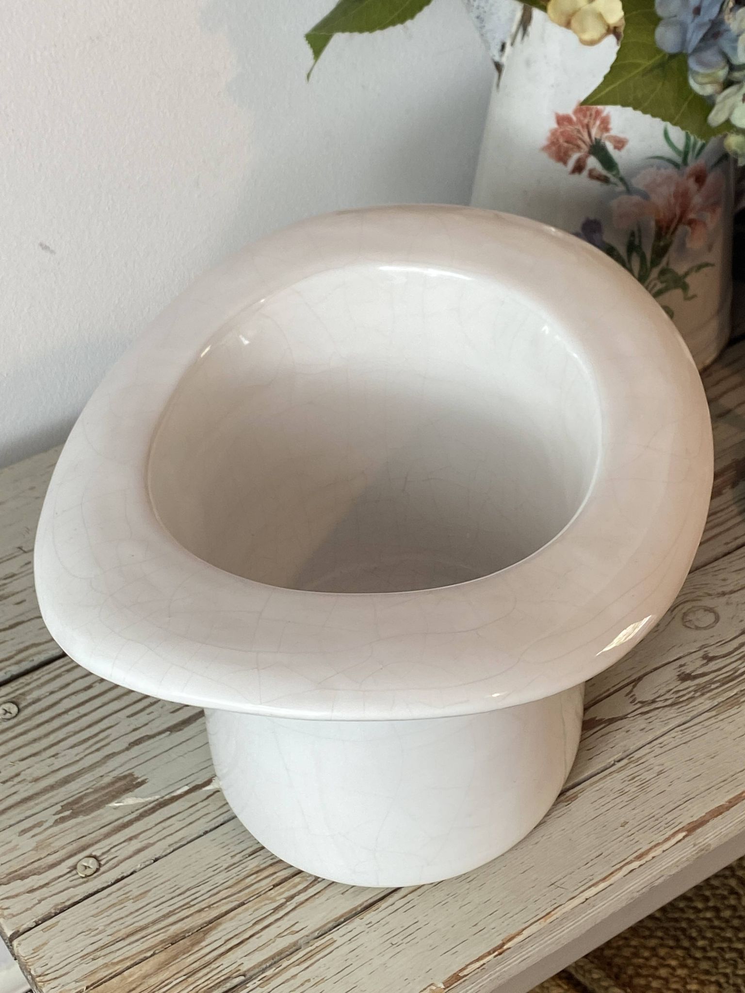 Ceramic hat-shaped cache-pot