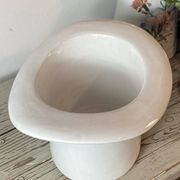 Ceramic hat-shaped cache-pot