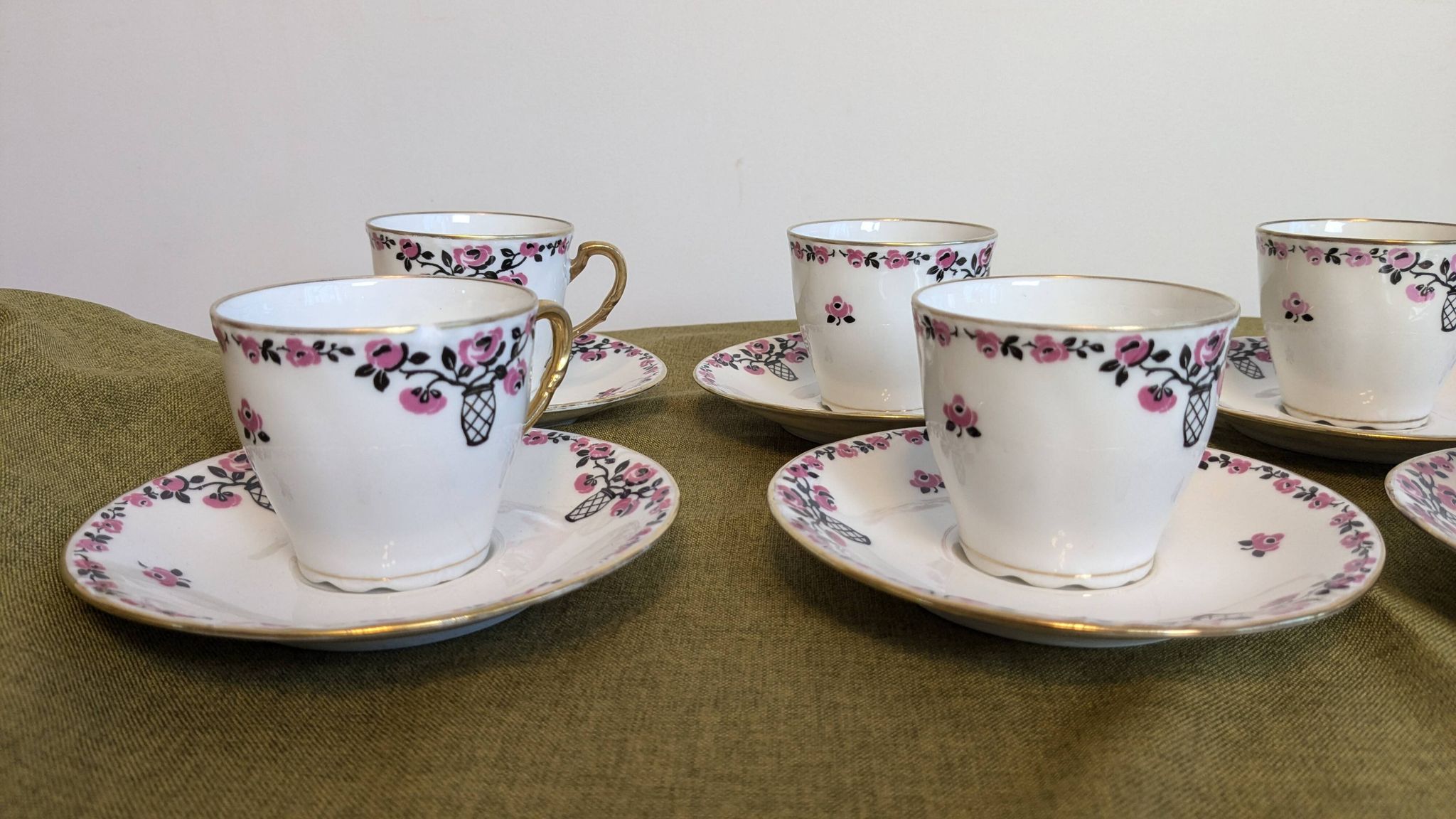 Service à café en porcelaine 18 pièces signé "Aux Lions de Faïence Paris"