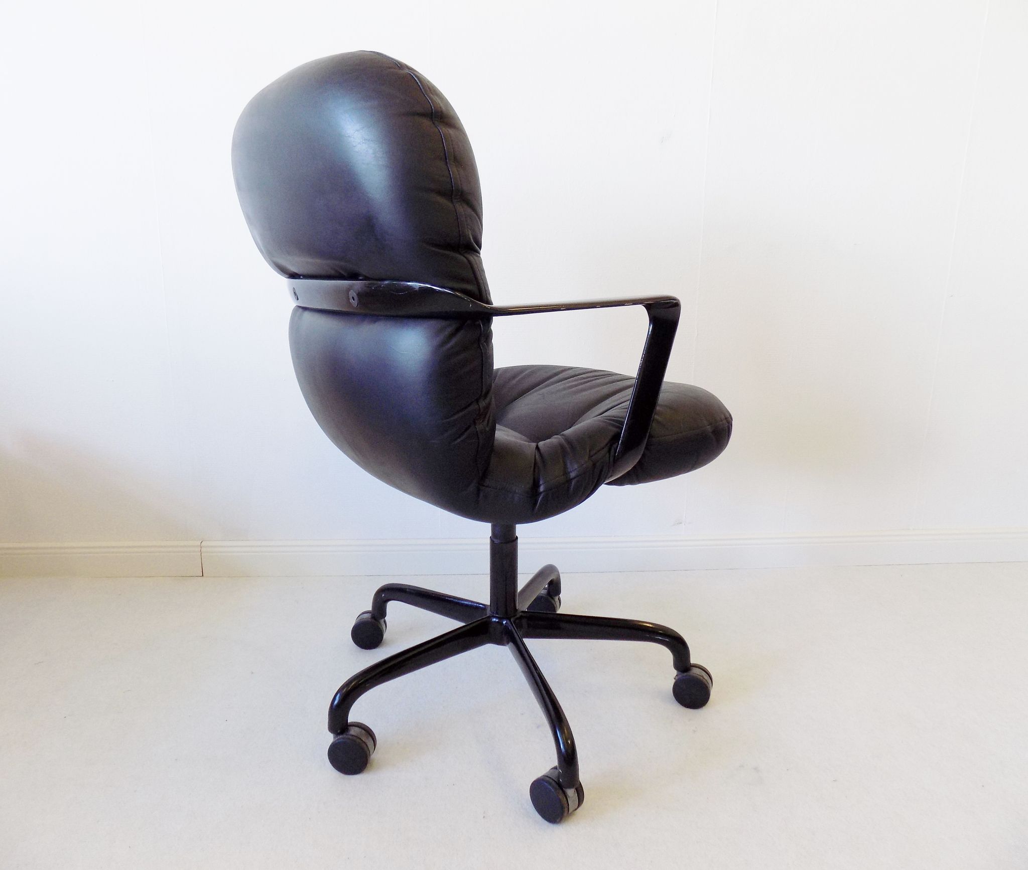 Black leather office chair 2328 by Bruce Hannah & Andrew Morrison