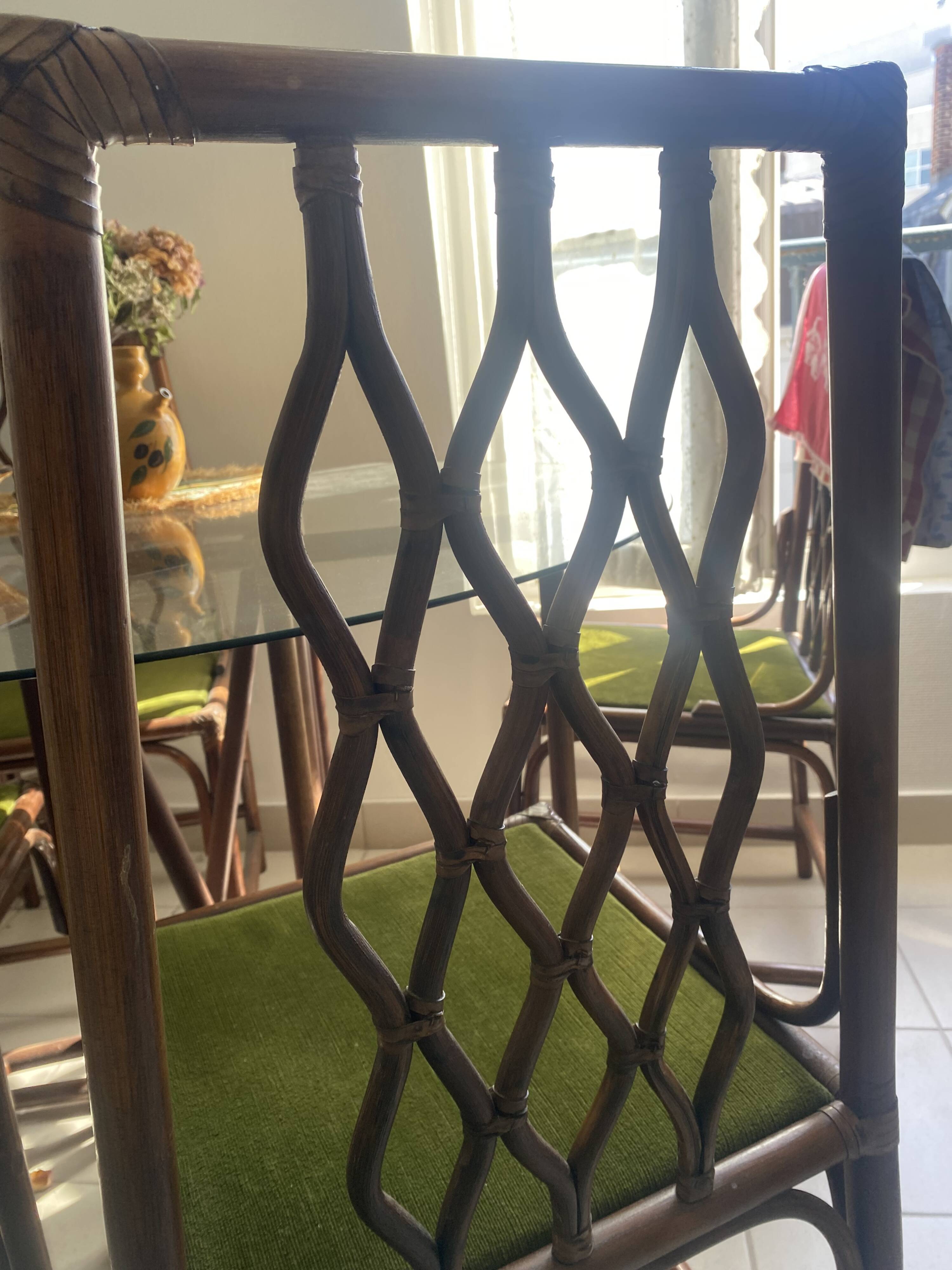 Table et chaises en rotin