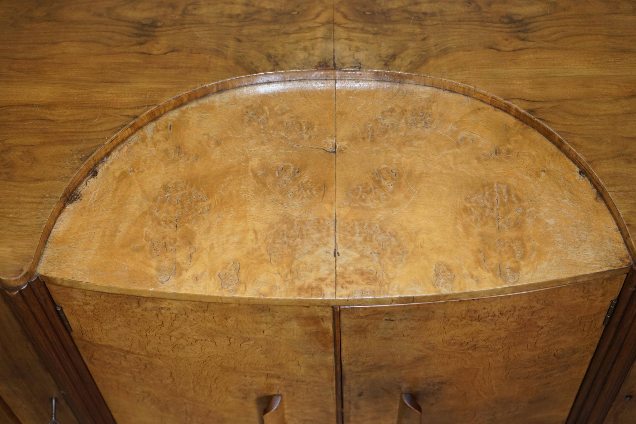 Buffet Art déco en noyer burr avec tiroirs et bar