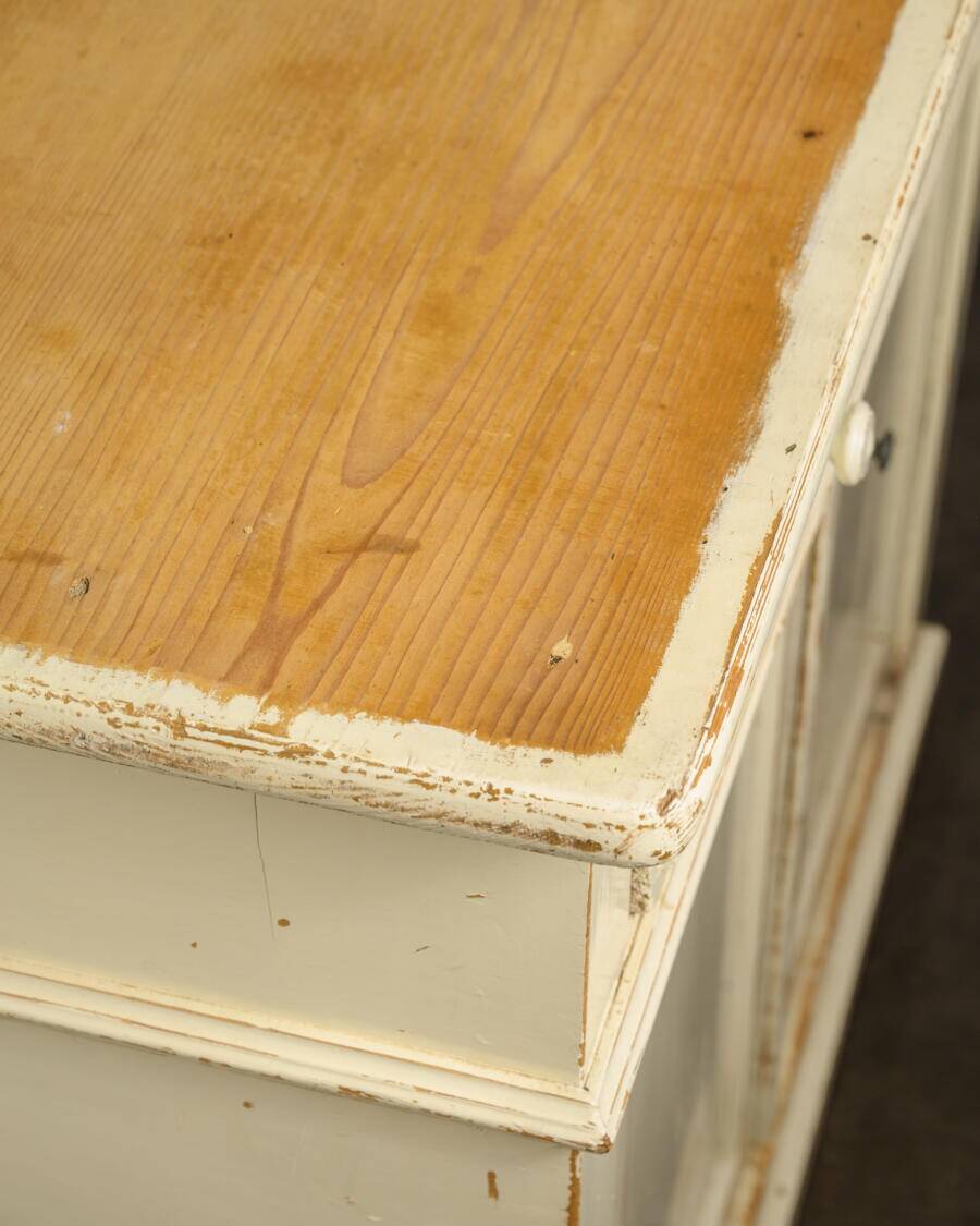 Country buffet with 2 doors