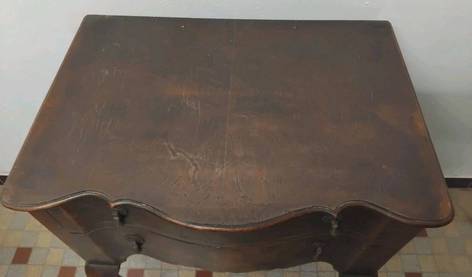 Commode galbée ancienne