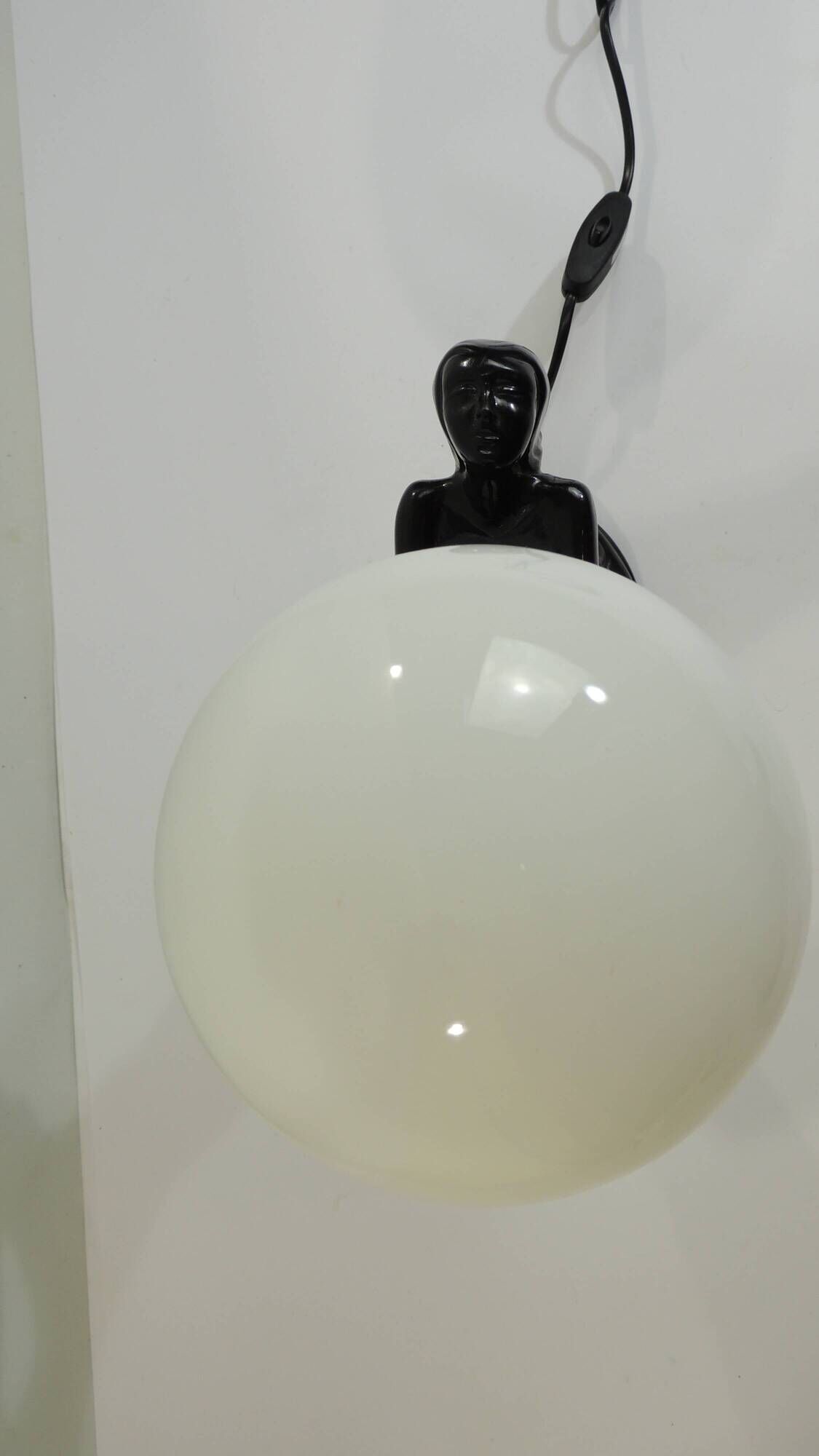 Art Deco lamp woman holding a luminous globe – Vintage resin lamp – L