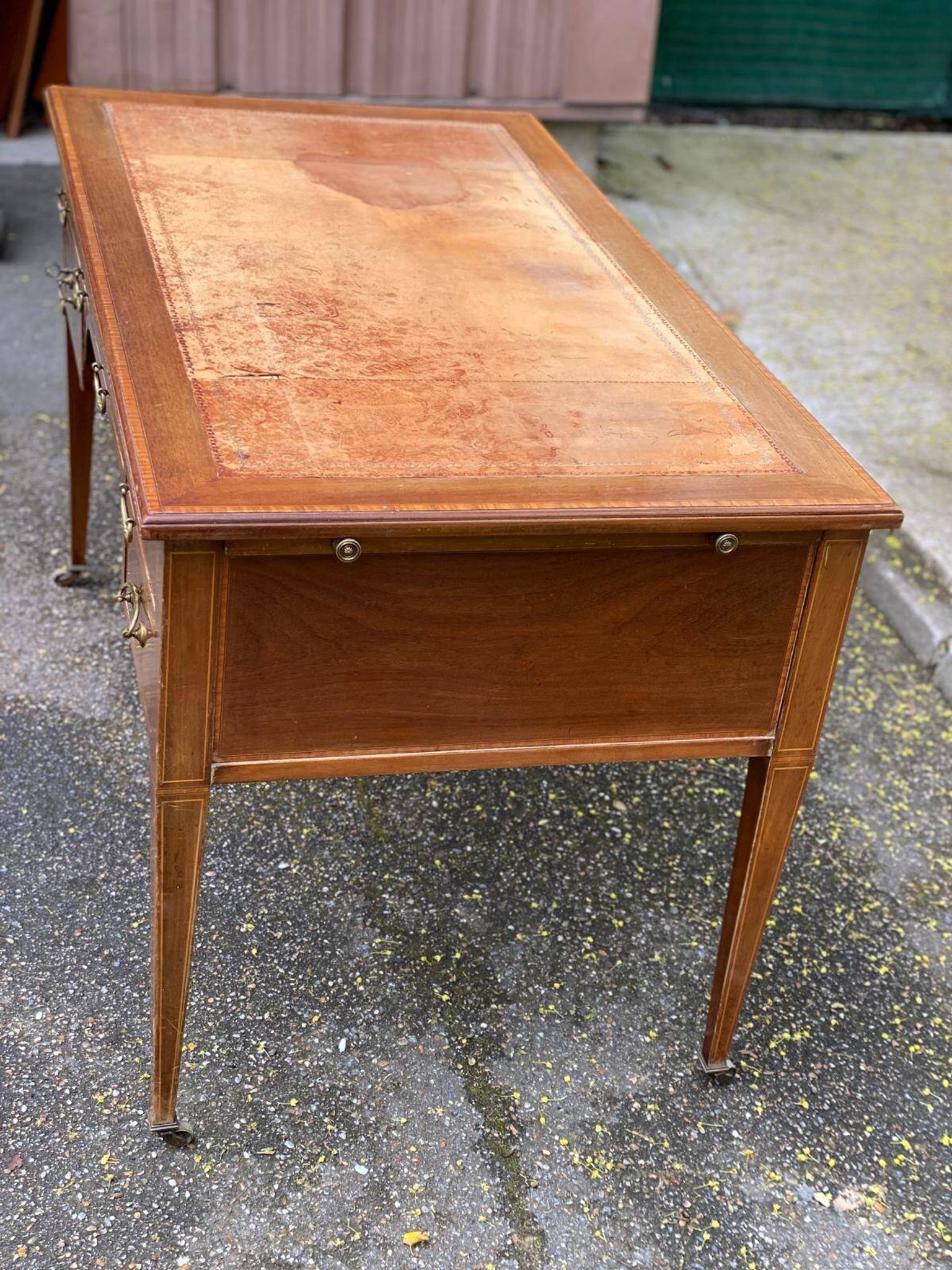 Louis XVI desk in wood and leather from the 19th century