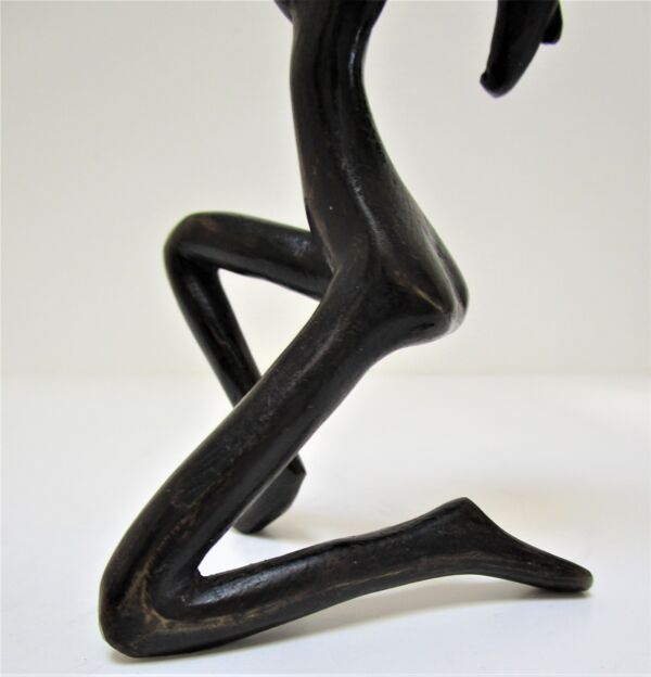 Bougeoir sculptural anthropomorphe bronze noirci à figure de femme années 70