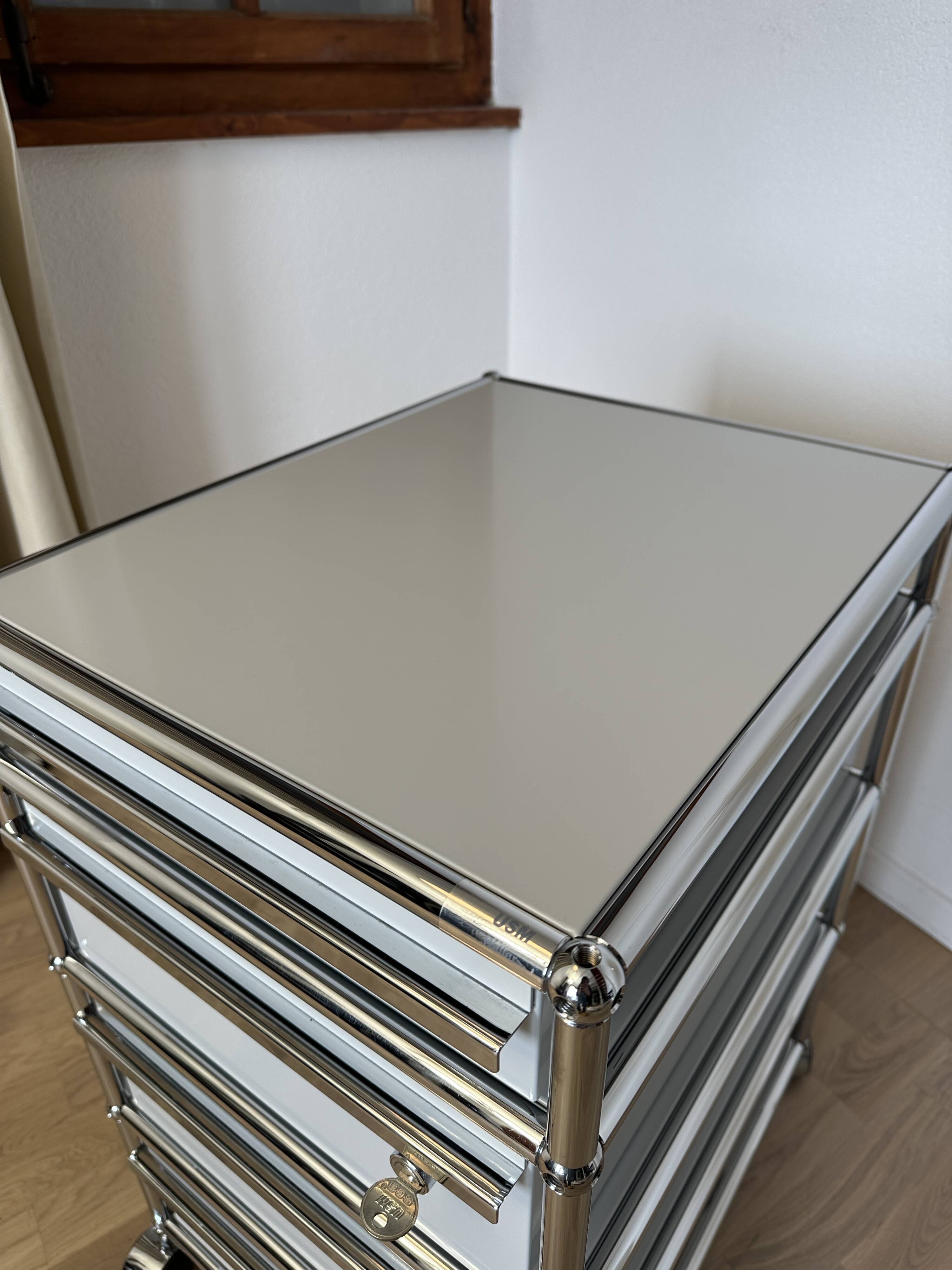 USM Haller wheeled caisson in light grey