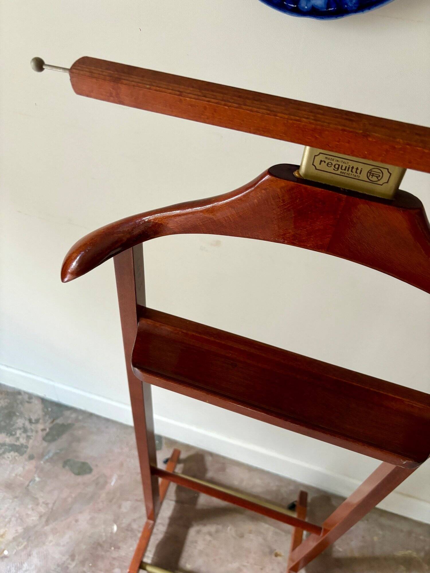 Reguitti valet on casters in dark wood