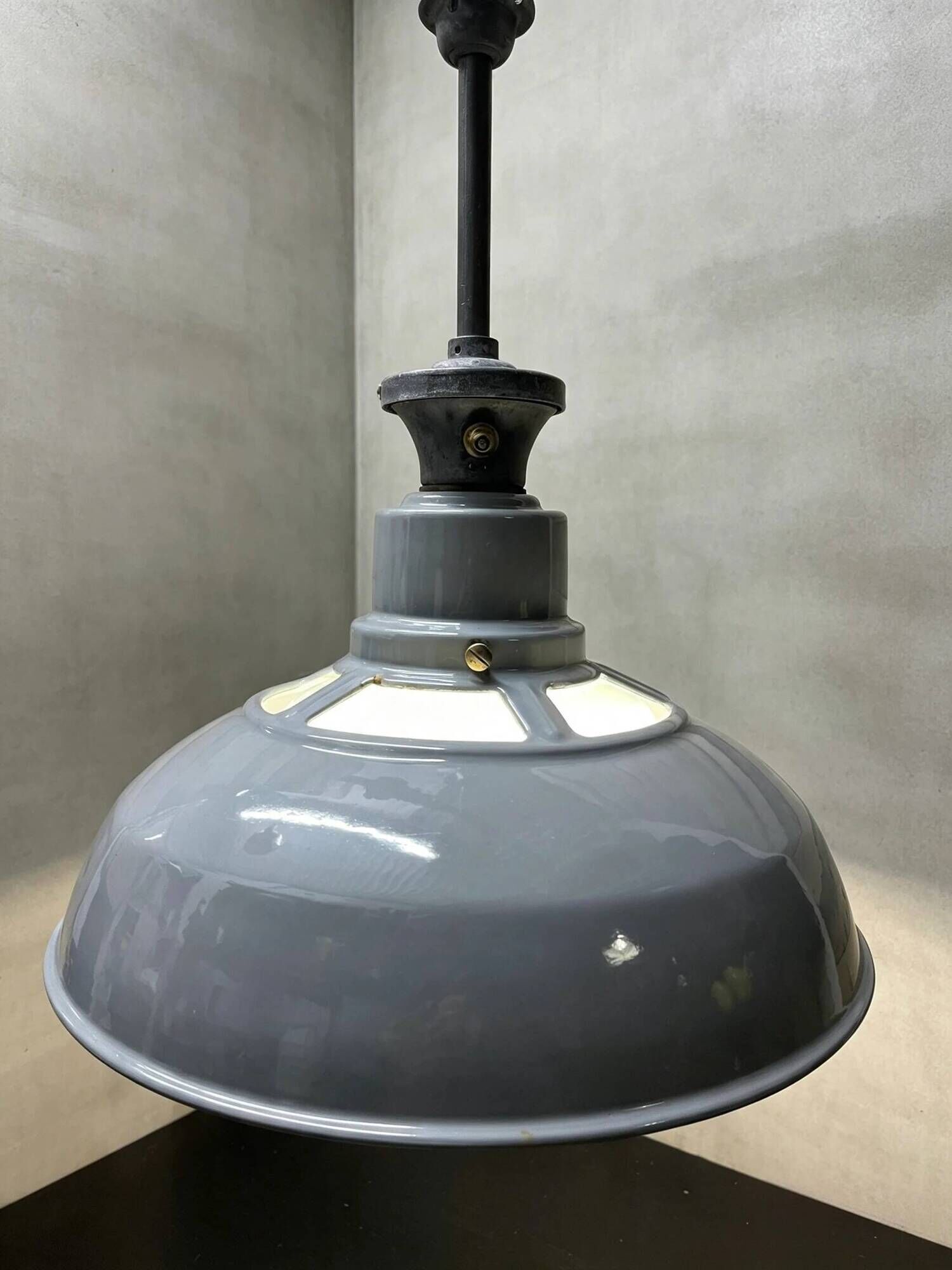 Luminaires en émail de grande taille des années 1930 avec diffuseurs en opaline par Benjamin