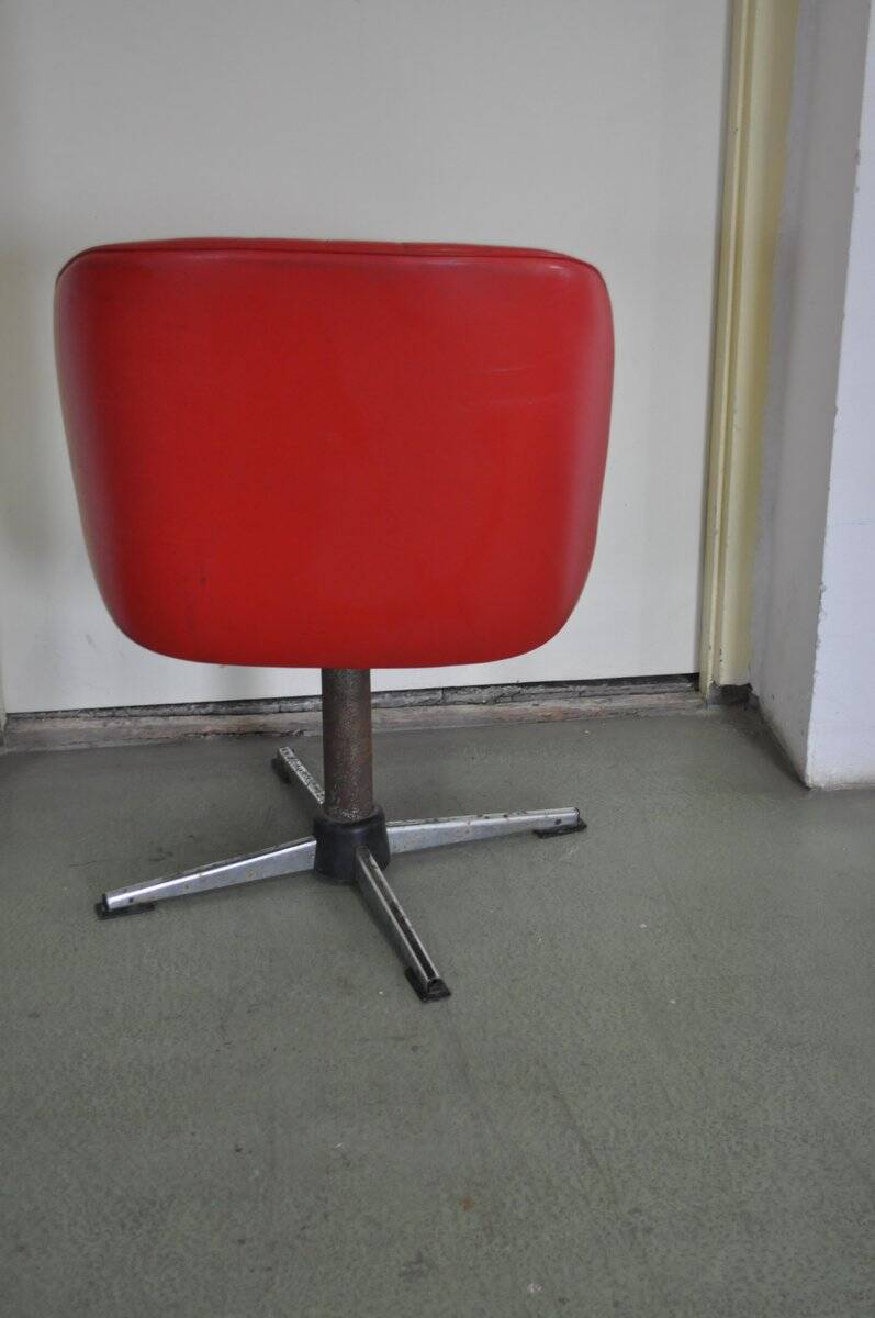 Chaise pivotante vintage skaï rouge et métal, années 50, style bureau industriel