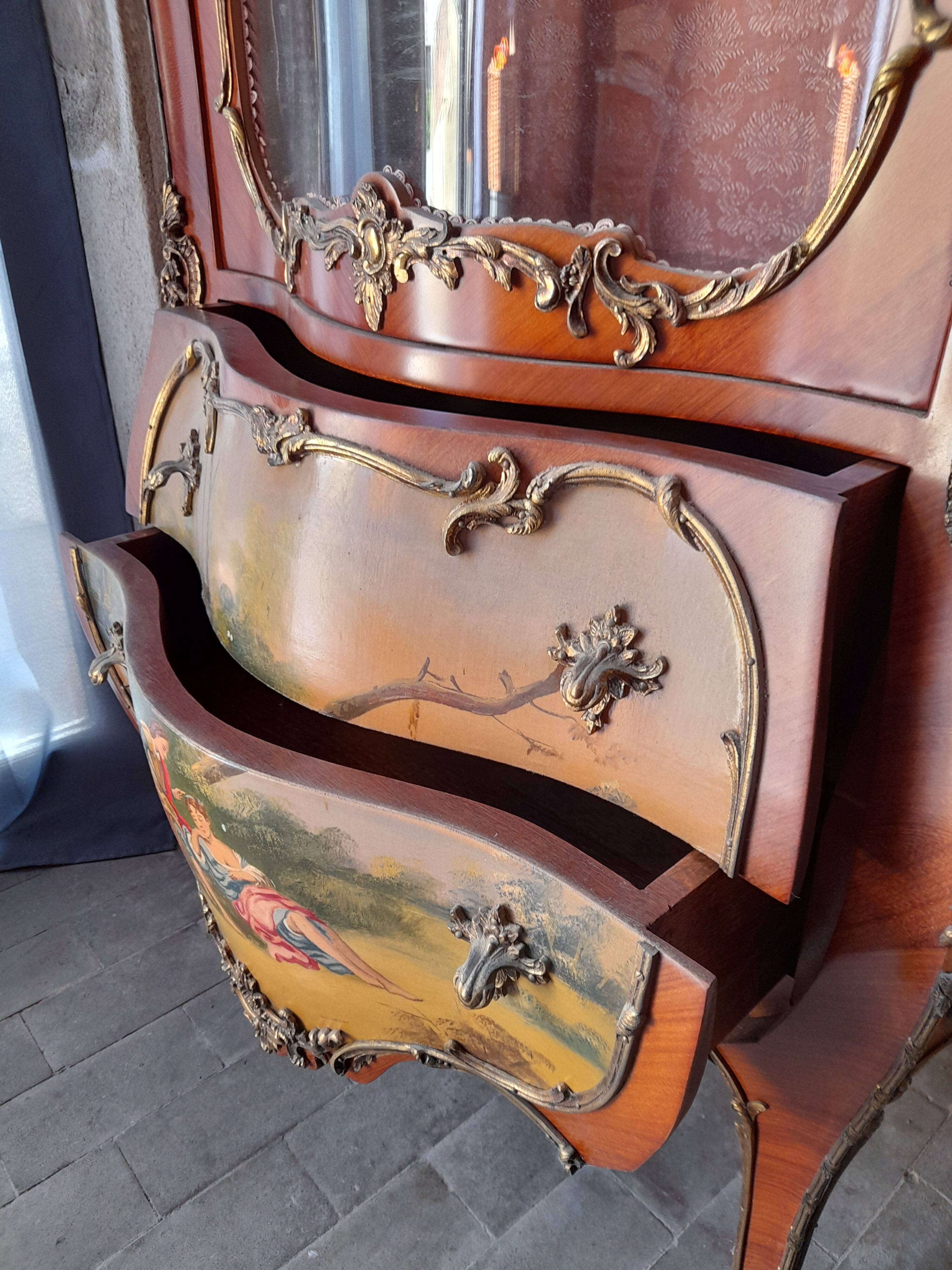 Vitrine Louis XV galbée en marqueterie et vernis Martin