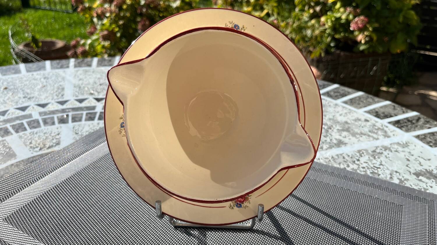 Salins sauce boat with integrated saucer