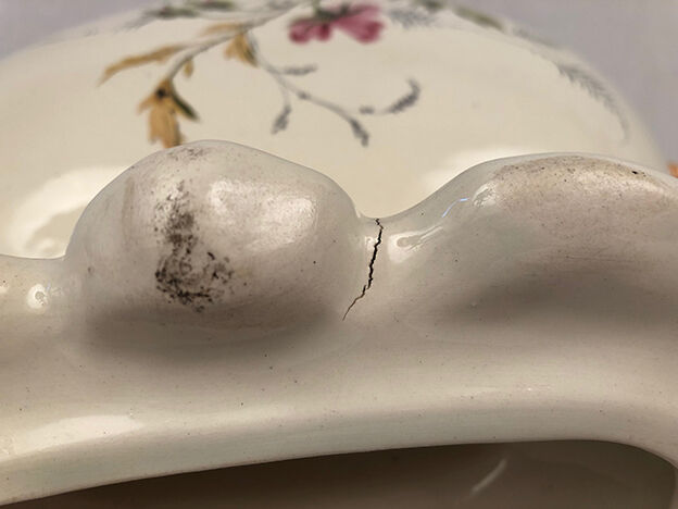 Planter of oblong shape on foot