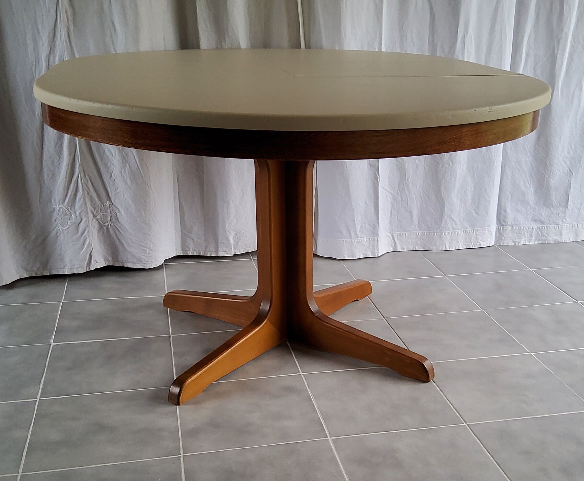 Expandable Roundtable