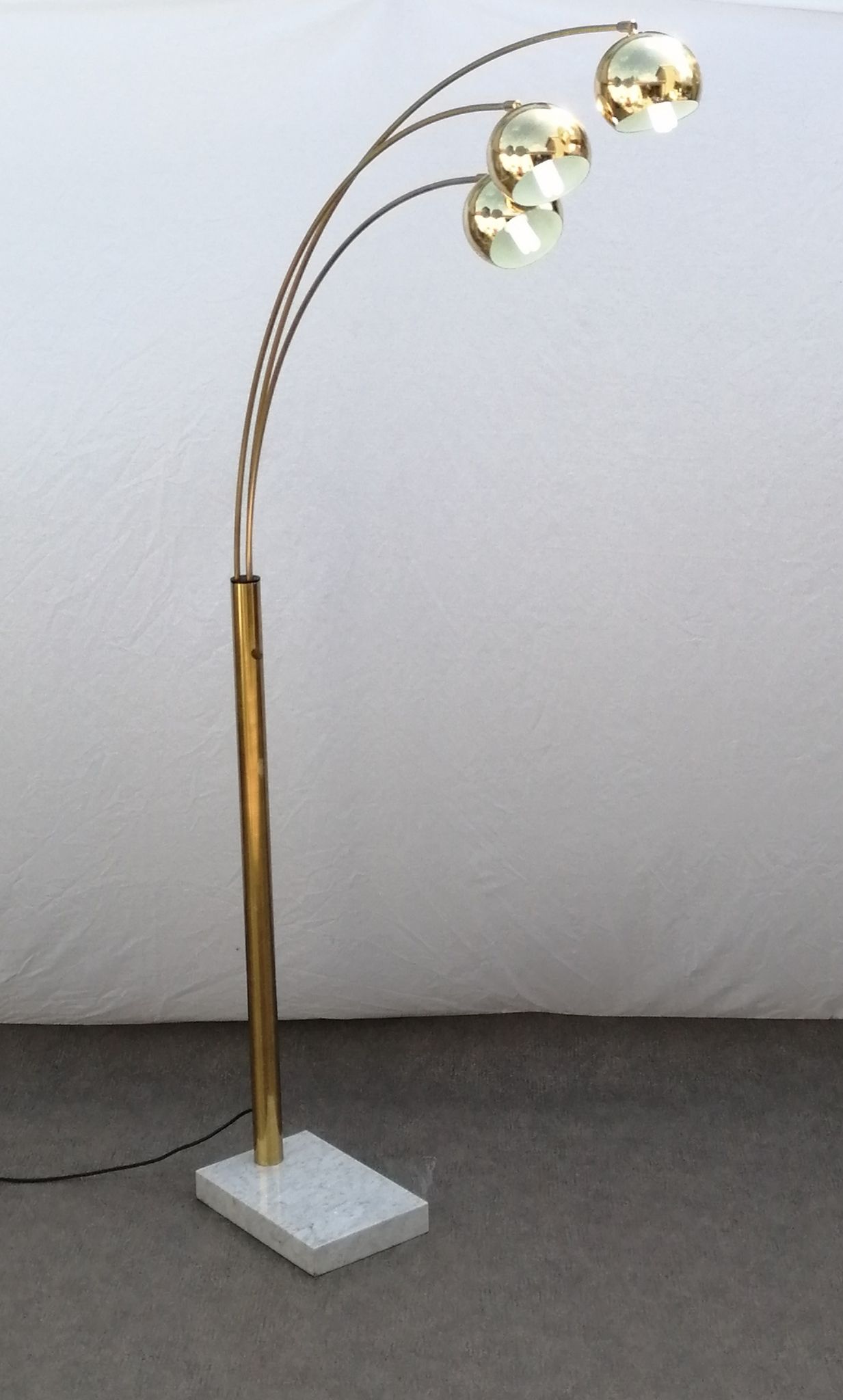 Floor lamp arc 3 globes, Space age in brass and marble by Goffredo Reggiani 1960