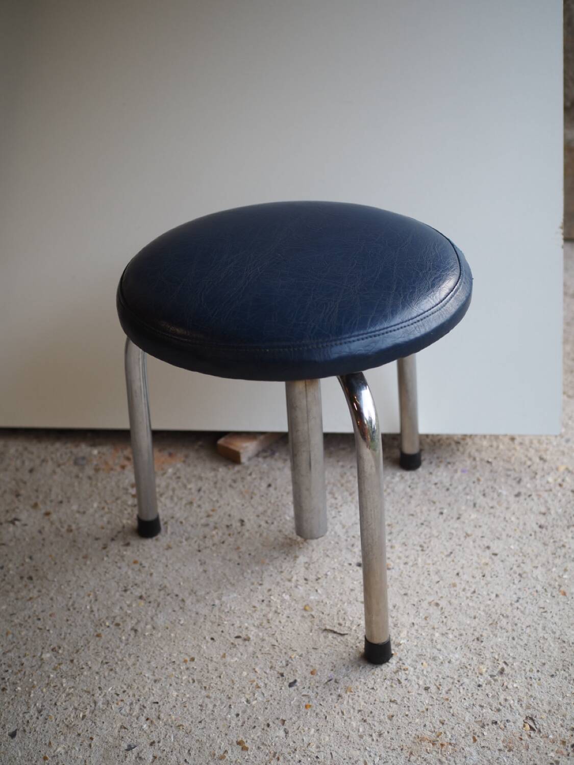 Tripod screw workshop stool in chromed metal and blue skai