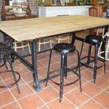Table industrielle en fonte et plateau en bois