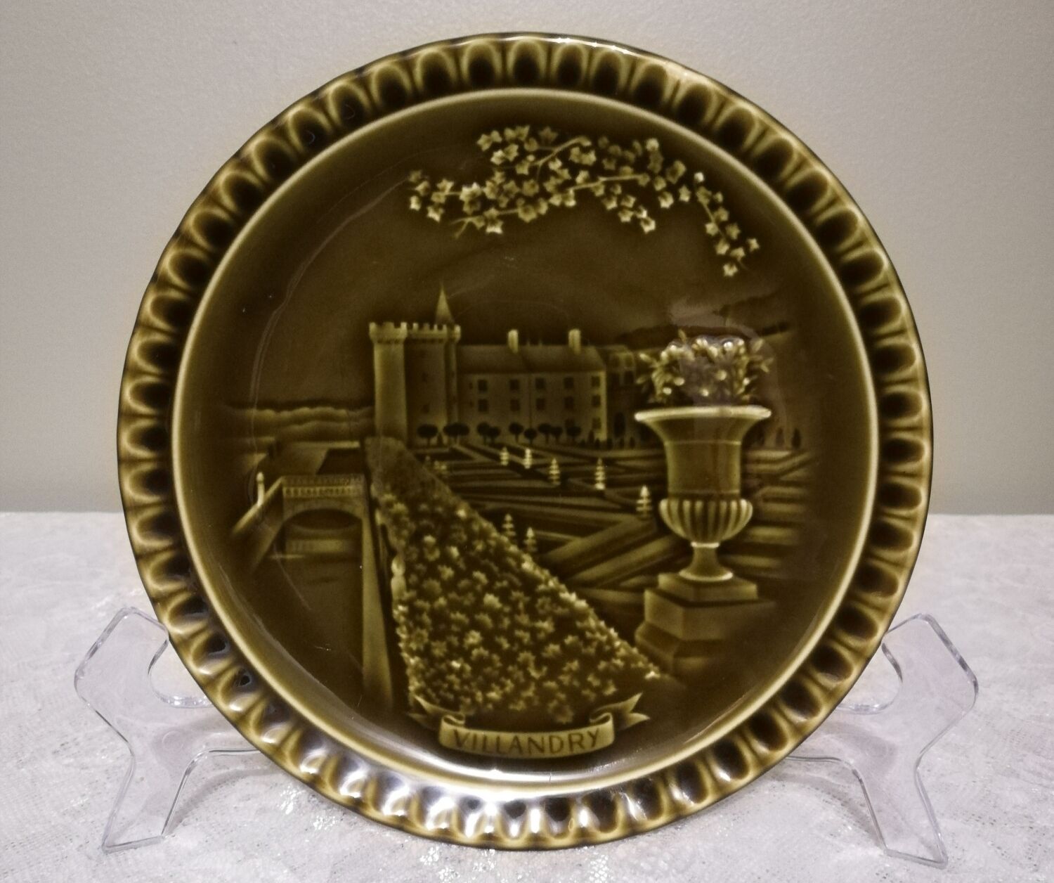 Assiette en barbotine Gien décor "château de Villandry"