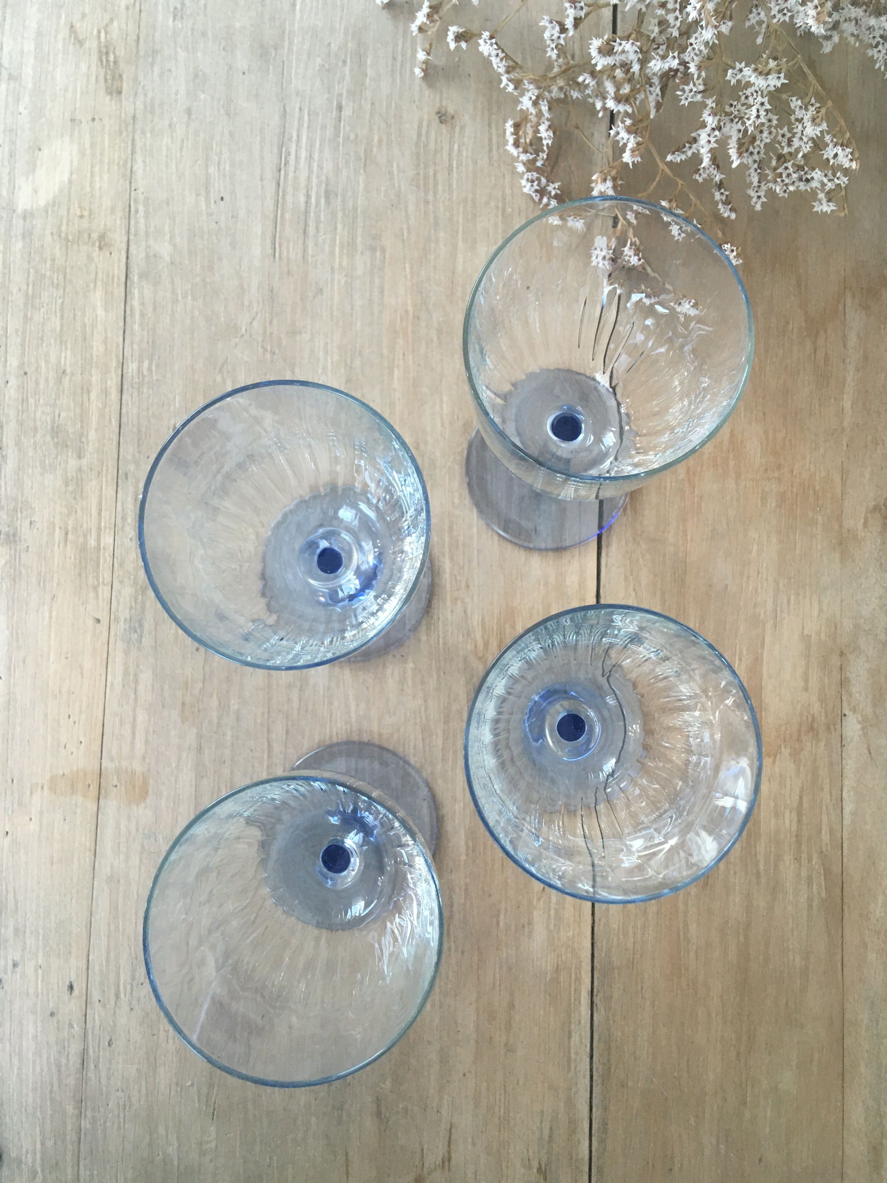 Verres striés à pied bleu