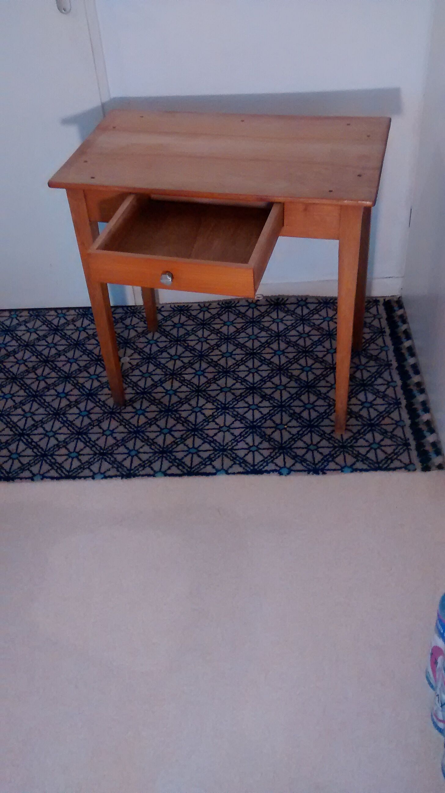 Side table feet spindle