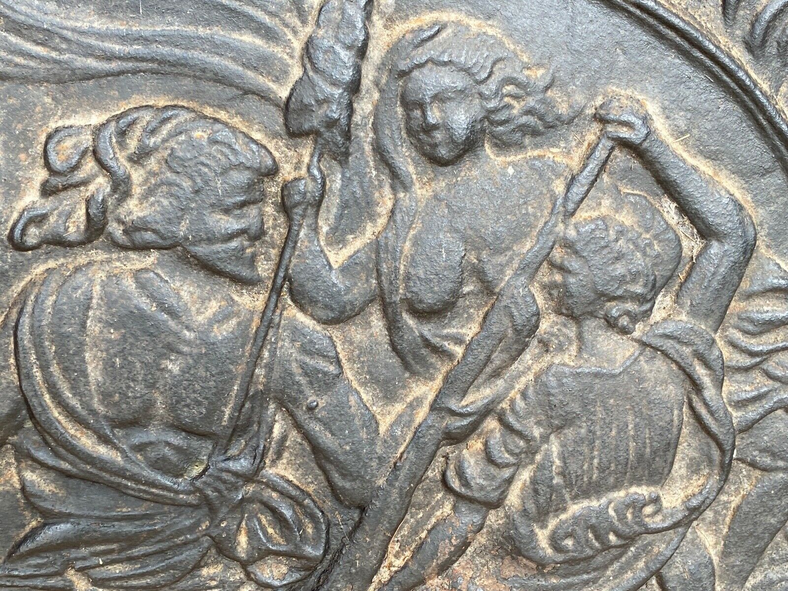 Plaque cheminée en fonte XVIII ème a decor de personnages arabesque